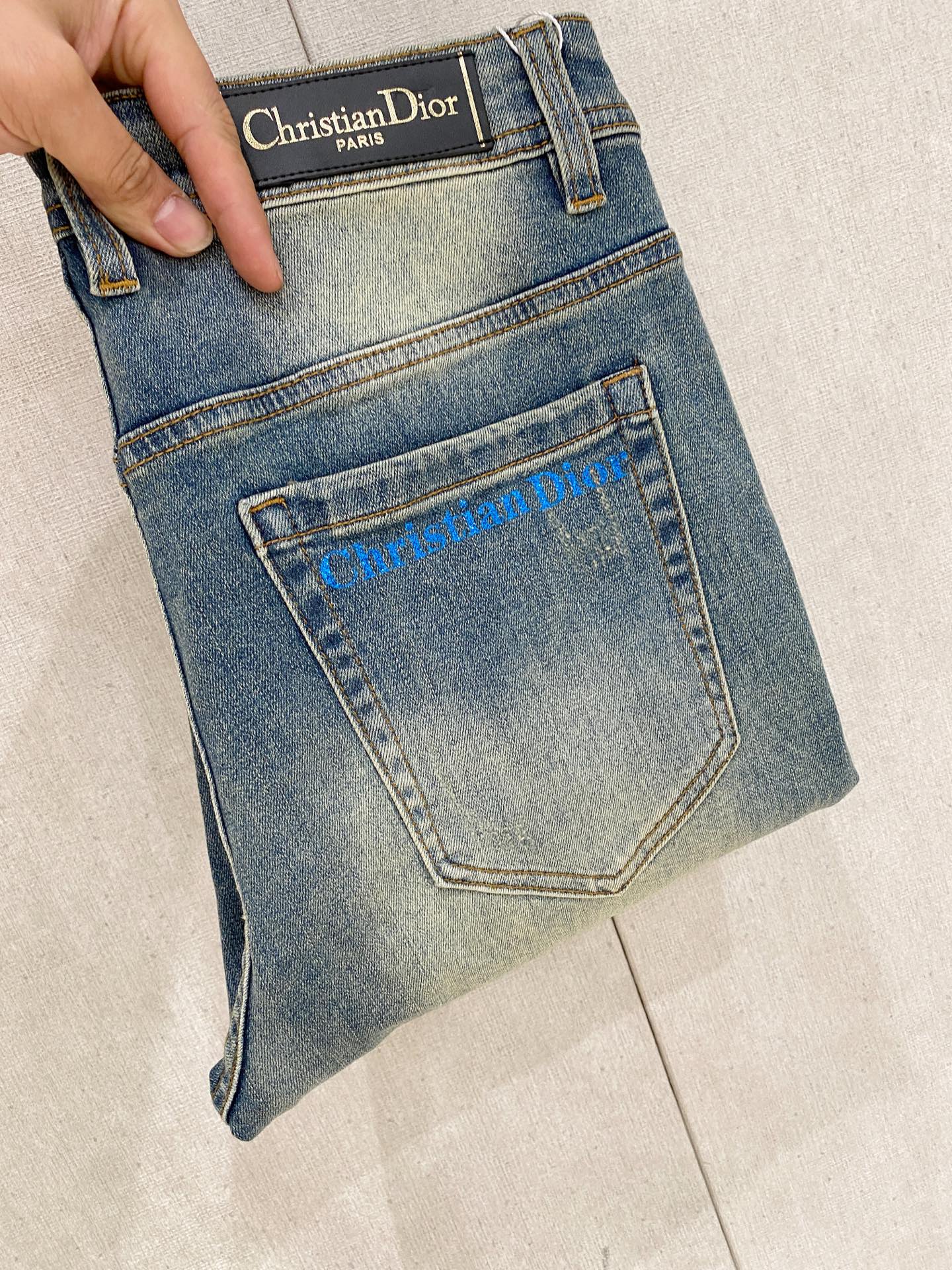 NO:150639,Dior [New Product] is available for high-end exclusive sale. The 25SS four-season super-burning street-explosion series is the most exclusive and grandly launched. Original custom high-end quality fabric, customized hardware style slim-fitting tailoring, fabric with elasticity, micro-elastic upper body comfort, a must-have item!  Counter size 29-38 (no 35 no 37), Dior, jeans, alexander wang19860909迪奥【新品】高端独家发售 25SS四季款超燃炸街系列之最牛仔裤 独家隆重推出 原版定制高端品质面料 定制五金版型修身剪裁 面料带弹力 微弹上身舒适度超高 必爆单品！专柜尺码29-38（无35无37）,,dior,jeans,alexander wang,Men's clothing