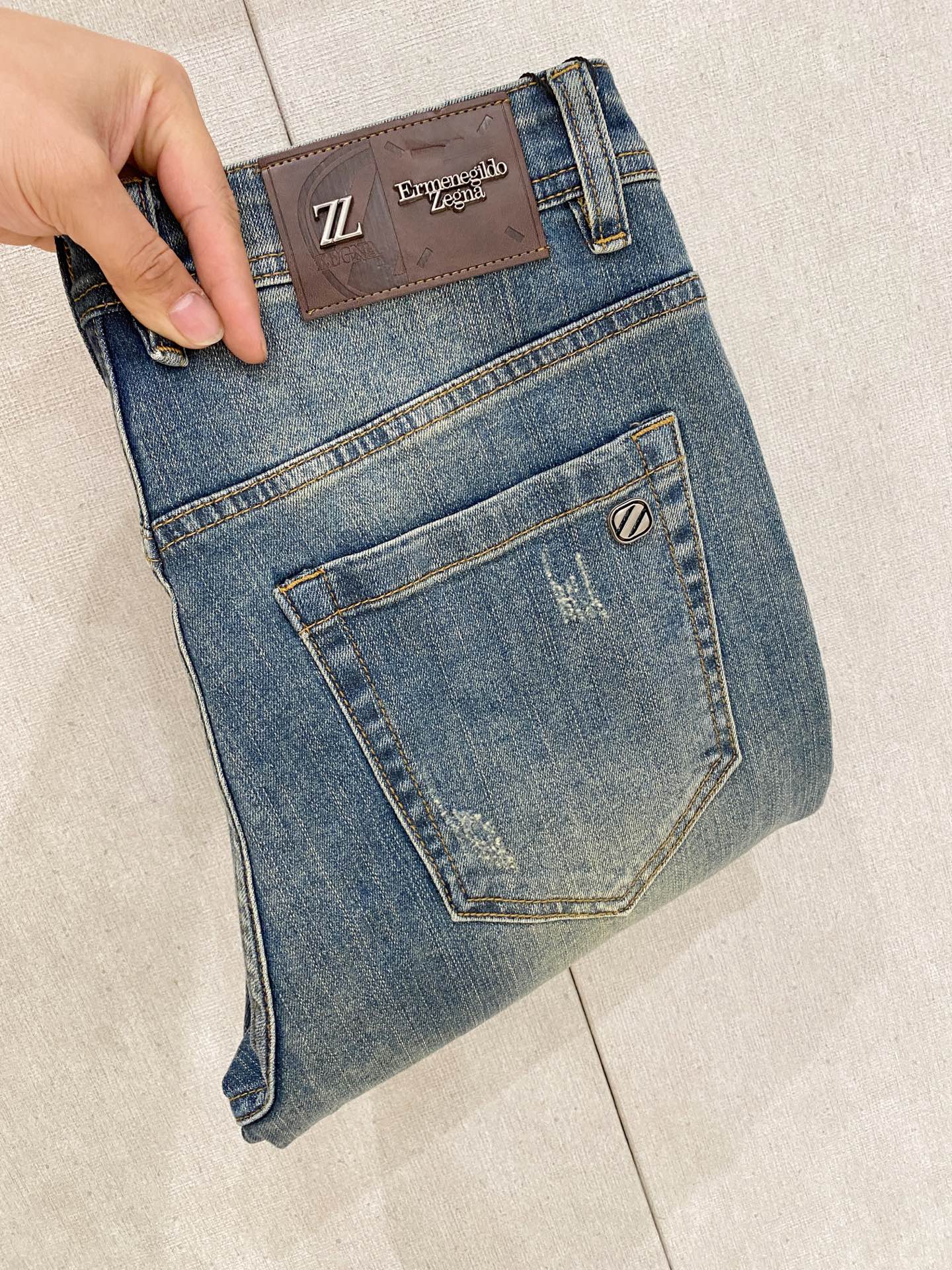 NO:150582,Jenia [New Product] is available for high-end exclusive sale. The 25SS four-season super-burning street-explosion series is the most exclusive and grandly launched. Original custom high-end quality fabric, customized hardware style slim-fitting tailoring, fabric with elasticity, micro-elastic upper body comfort, a must-have item!  Counter size 29-38 (no 35 no 37), zegna, jeans, alexander wang19860909杰尼亚【新品】高端独家发售 25SS四季款超燃炸街系列之最牛仔裤 独家隆重推出 原版定制高端品质面料 定制五金版型修身剪裁 面料带弹力 微弹上身舒适度超高 必爆单品！专柜尺码29-38（无35无37）,,zegna,jeans,alexander wang,Men's clothing