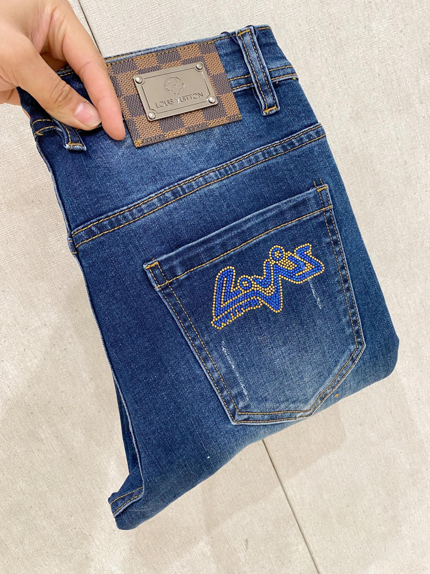 NO:150597,Lv【New Product】Exclusively available for high-end and exclusive 25SS four-season super-burning street-explosion series The most exclusive jeans launched. Original custom high-end quality fabric, customized hardware style slim-fitting tailoring, fabric with elasticity, micro-elastic upper body comfort, must-explode item!  Counter size 29-38 (no 35 no 37), louis vuitton, jeans, alexander wang19860909Lv【新品】高端独家发售 25SS四季款超燃炸街系列之最牛仔裤 独家隆重推出 原版定制高端品质面料 定制五金版型修身剪裁 面料带弹力 微弹上身舒适度超高 必爆单品！专柜尺码29-38（无35无37）,,louis vuitton,jeans,alexander wang,Men's clothing