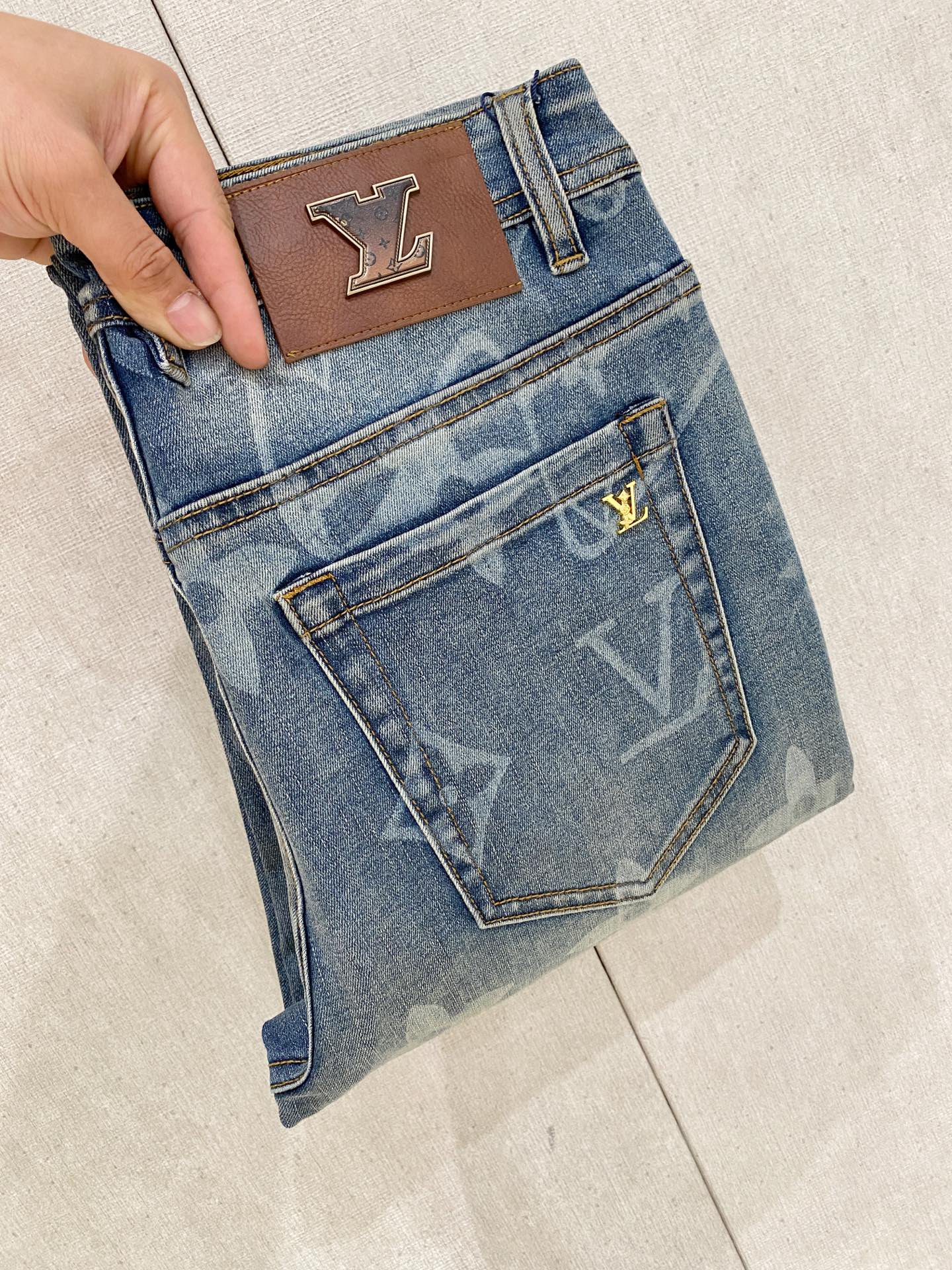 NO:150615,Lv【New Product】Exclusively available for high-end and exclusive 25SS four-season super-burning street-explosion series The most exclusive jeans launched. Original custom high-end quality fabric, customized hardware style slim-fitting tailoring, fabric with elasticity, micro-elastic upper body comfort, must-explode item!  Counter size 29-38 (no 35 no 37), louis vuitton, jeans, alexander wang19860909Lv【新品】高端独家发售 25SS四季款超燃炸街系列之最牛仔裤 独家隆重推出 原版定制高端品质面料 定制五金版型修身剪裁 面料带弹力 微弹上身舒适度超高 必爆单品！专柜尺码29-38（无35无37）,,louis vuitton,jeans,alexander wang,Men's clothing