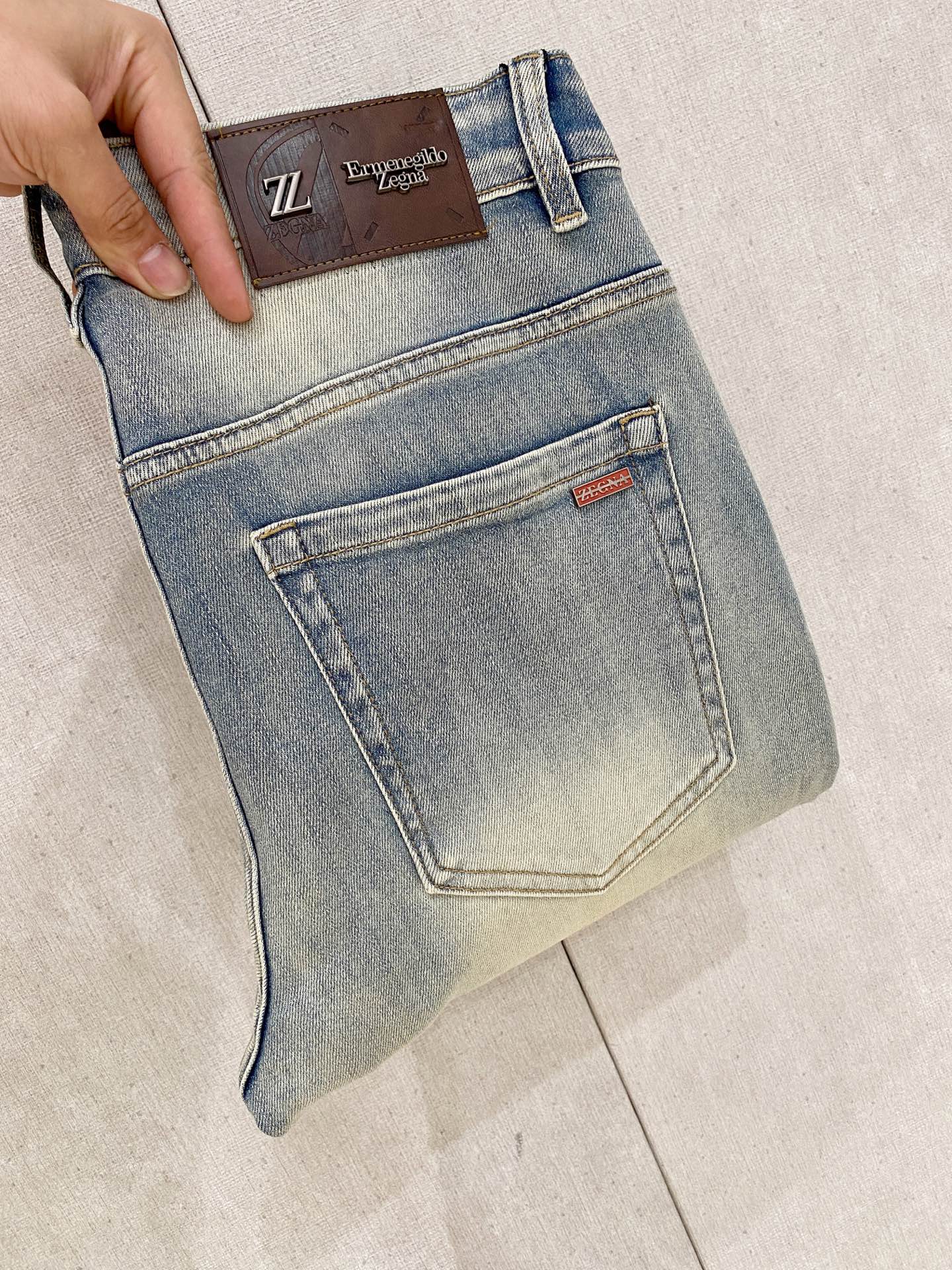 NO:150638,Jenia [New Product] is available for high-end exclusive sale. The 25SS four-season super-burning street-explosion series is the most exclusive and grandly launched. Original custom high-end quality fabric, customized hardware style slim-fitting tailoring, fabric with elasticity, micro-elastic upper body comfort, a must-have item!  Counter size 29-38 (no 35 no 37), zegna, jeans, alexander wang19860909杰尼亚【新品】高端独家发售 25SS四季款超燃炸街系列之最牛仔裤 独家隆重推出 原版定制高端品质面料 定制五金版型修身剪裁 面料带弹力 微弹上身舒适度超高 必爆单品！专柜尺码29-38（无35无37）,,zegna,jeans,alexander wang,Men's clothing