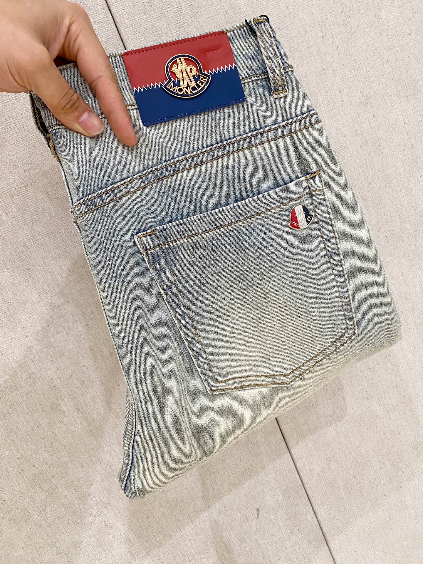 NO:150643,The 25SS four-season super-burning street-explosion series is exclusively launched. Original custom high-end quality fabric, customized hardware style slim-fitting tailoring, fabric with elasticity, micro-elastic upper body comfort, a must-have item!  Counter size 29-38 (no 35 no 37), Moncler, jeans, alexander wang19860909蒙口【新品】高端独家发售 25SS四季款超燃炸街系列之最牛仔裤 独家隆重推出 原版定制高端品质面料 定制五金版型修身剪裁 面料带弹力 微弹上身舒适度超高 必爆单品！专柜尺码29-38（无35无37）,,Moncler,jeans,alexander wang,Men's clothing