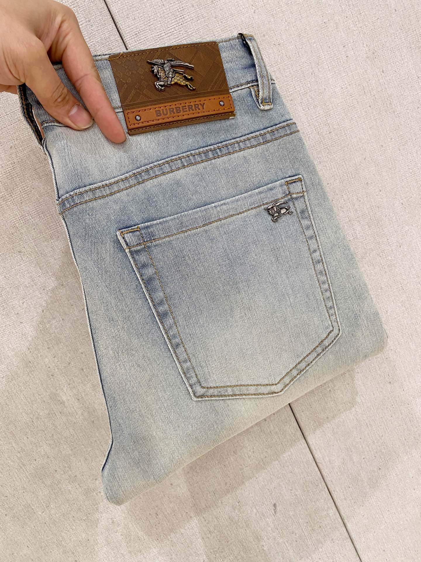 NO:150645,Burberry [New Product] is available for high-end exclusive sale. The 25SS four-season super-burning street-explosion series is the most exclusive and grandly launched. Original custom high-end quality fabric, customized hardware style slim-fitting tailoring, fabric with elasticity, micro-elastic upper body comfort, a must-have item!  Counter size 29-38 (no 35 no 37), Burberry, jeans, alexander wang19860909巴宝莉【新品】高端独家发售 25SS四季款超燃炸街系列之最牛仔裤 独家隆重推出 原版定制高端品质面料 定制五金版型修身剪裁 面料带弹力 微弹上身舒适度超高 必爆单品！专柜尺码29-38（无35无37）,,burberry,jeans,alexander wang,Men's clothing