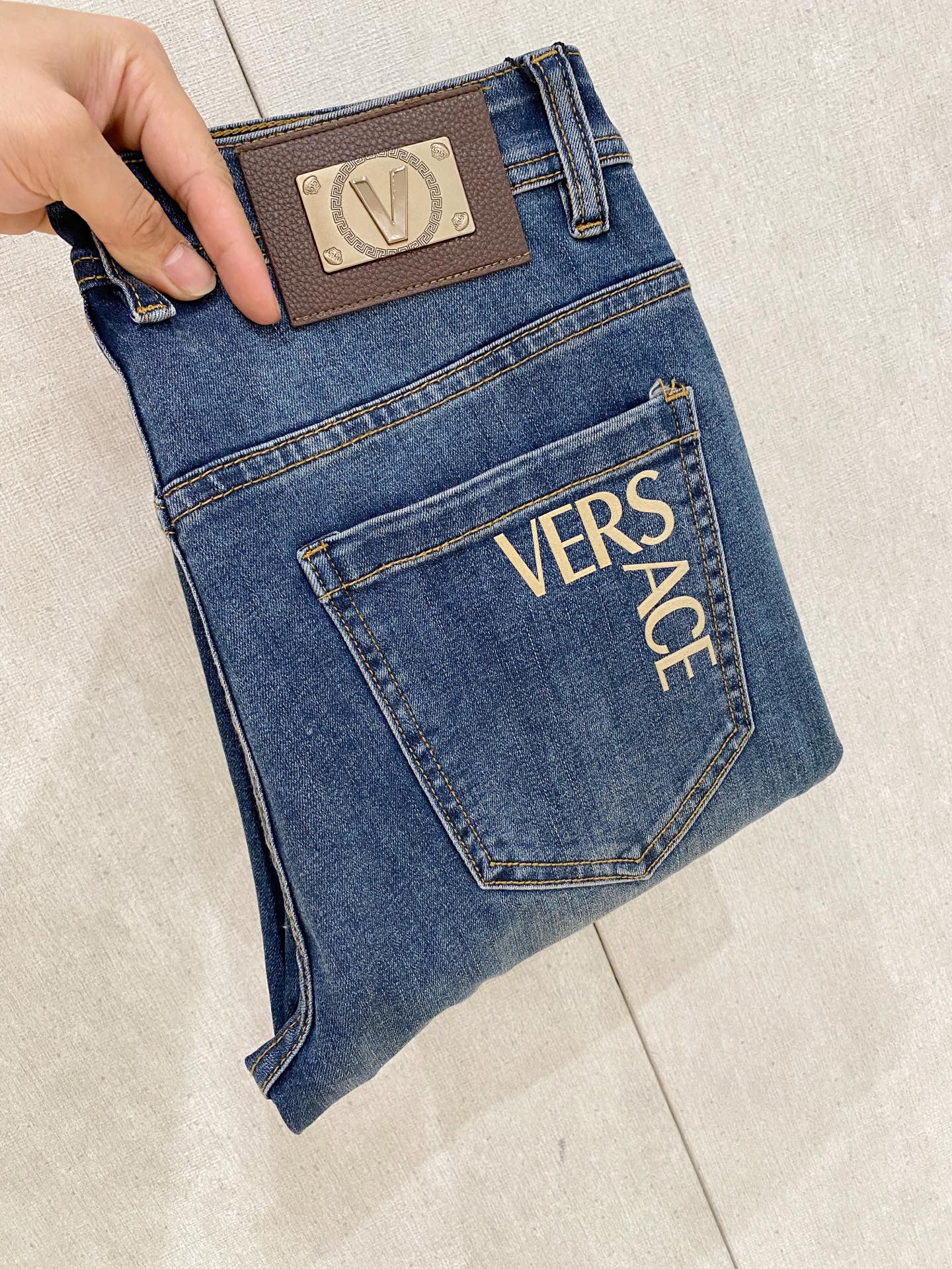 NO:150599,Versace [New Product] is available for high-end exclusive sale. The 25SS four-season super-burning street-explosion series is the most exclusive and grandly launched. Original custom high-end quality fabric, customized hardware style slim-fitting tailoring, fabric with elasticity, micro-elastic upper body comfort, a must-have item!  Counter size 29-38 (no 35 no 37), versace, jeans, alexander wang19860909范思哲【新品】高端独家发售 25SS四季款超燃炸街系列之最牛仔裤 独家隆重推出 原版定制高端品质面料 定制五金版型修身剪裁 面料带弹力 微弹上身舒适度超高 必爆单品！专柜尺码29-38（无35无37）,,versace,jeans,alexander wang,Men's clothing