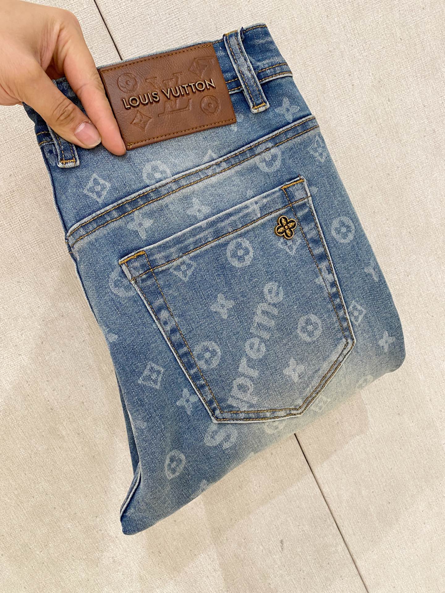 NO:150606,Lv【New Product】Exclusively available for high-end and exclusive 25SS four-season super-burning street-explosion series The most exclusive jeans launched. Original custom high-end quality fabric, customized hardware style slim-fitting tailoring, fabric with elasticity, micro-elastic upper body comfort, must-explode item!  Counter size 29-38 (no 35 no 37), louis vuitton, jeans, alexander wang19860909Lv【新品】高端独家发售 25SS四季款超燃炸街系列之最牛仔裤 独家隆重推出 原版定制高端品质面料 定制五金版型修身剪裁 面料带弹力 微弹上身舒适度超高 必爆单品！专柜尺码29-38（无35无37）,,louis vuitton,jeans,alexander wang,Men's clothing