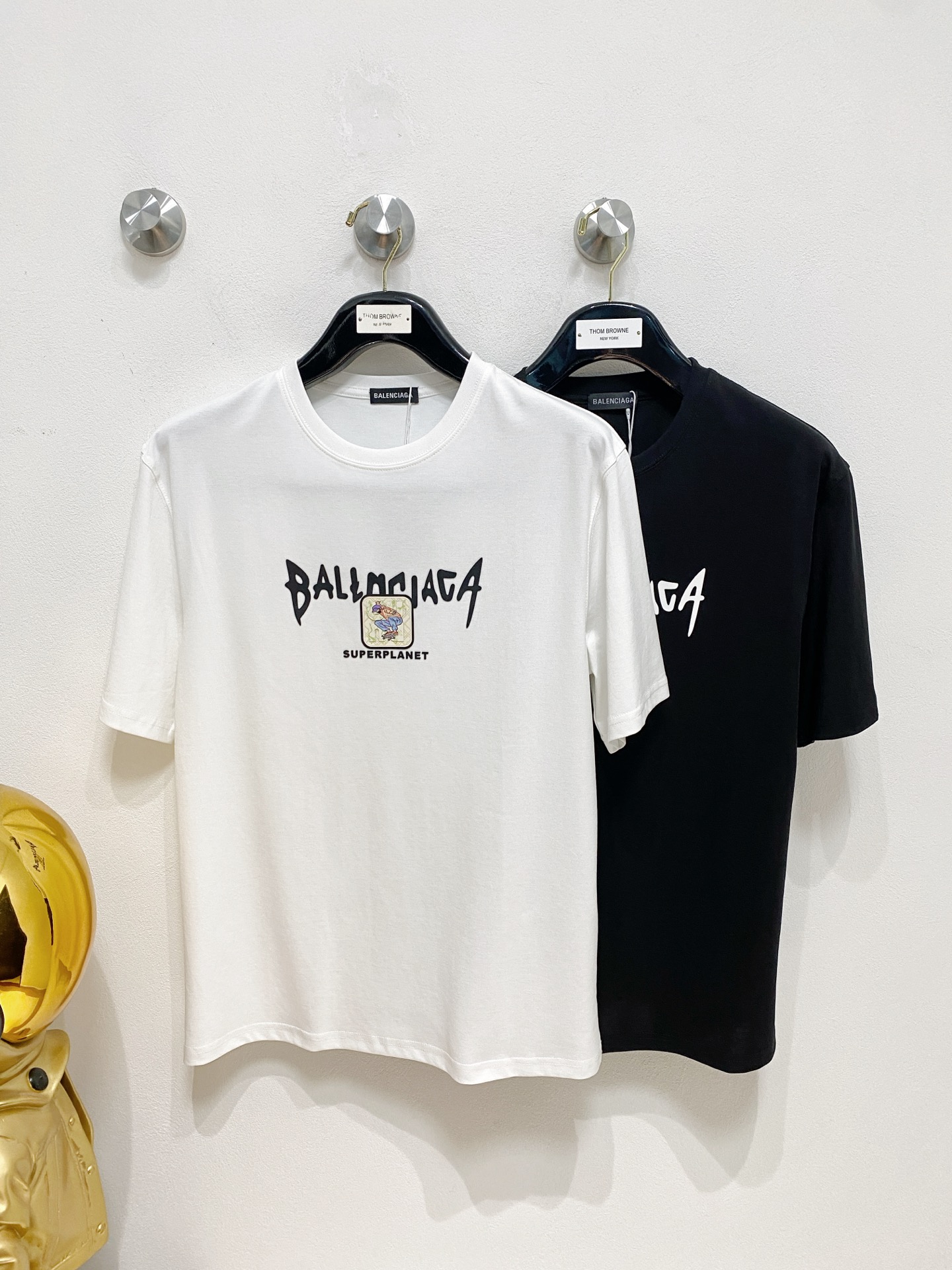 NO:441237,Balenciaga/Balenciaga New products in spring and summer are available in the year, complete three standards, mercerized cotton round neck short-sleeved T-shirt. Don’t need to introduce too much good products. Look at the details. Counter code M-XXXL 175/140 Suggestions,,,balenciaga,balenciaga,T-shirt,tees,t-shirt,alexander wang19860909Balenciaga/巴黎世家 年春夏新品上新 三标齐全 丝光棉圆领短袖T恤 好货不用过多介绍 看细节 专柜码数M-XXXL 175/140建议L,,,balenciaga,balenciaga,T-shirt,tees，t-shirt,alexander wang,Men's clothing