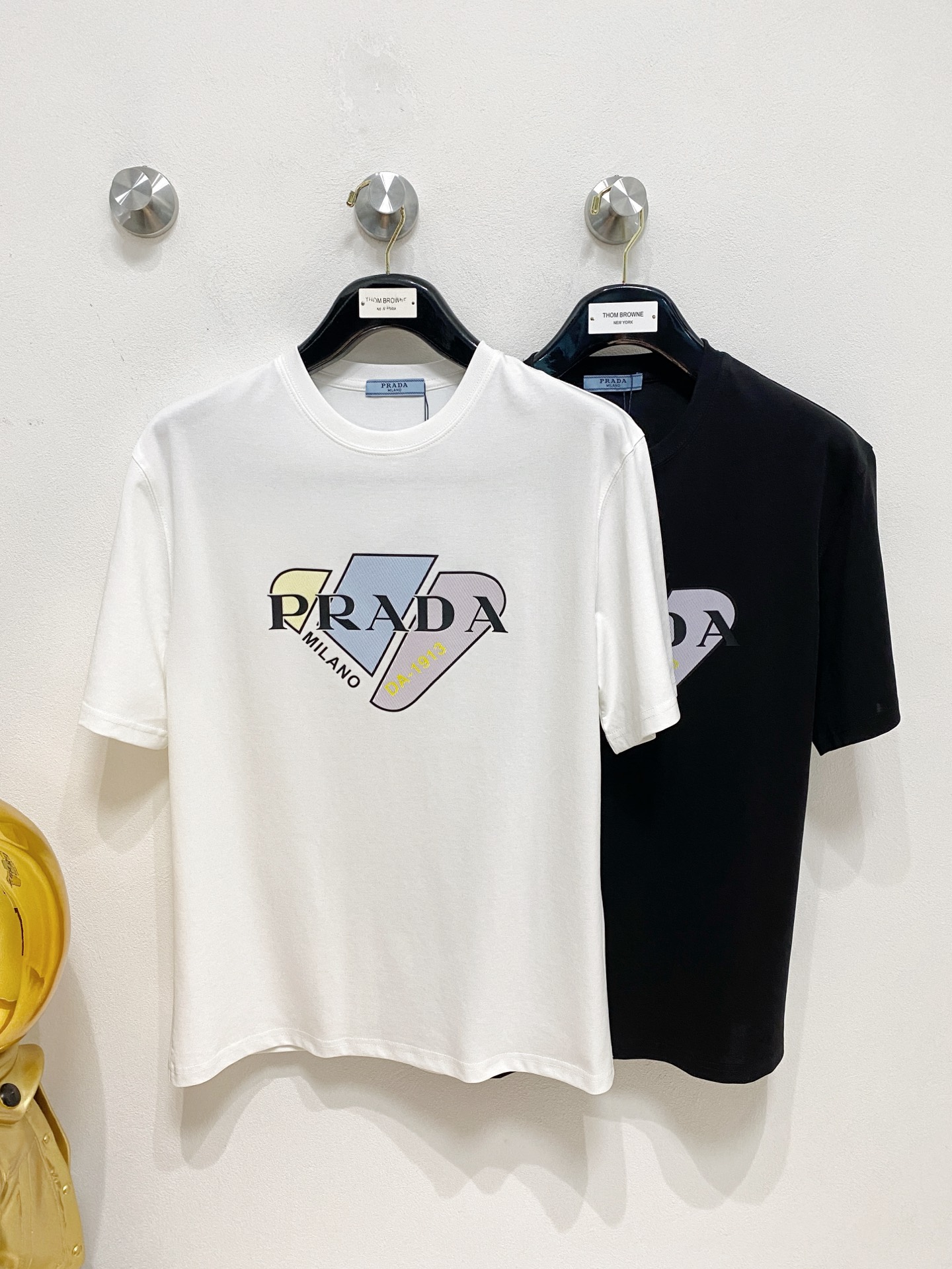 NO:441241,Prada/Prada New products are available in the spring and summer of 2019. Three standards are complete. Mercerated cotton round neck short-sleeved T-shirt. Don’t need to introduce too much good products. Look at the details. Counter code M-XXXL 175/140. L,,,prada,prada,T-shirt,tees,t-shirt,alexander wang19860909Prada/普拉达 年春夏新品上新 三标齐全 丝光棉圆领短袖T恤 好货不用过多介绍 看细节 专柜码数M-XXXL 175/140建议L,,,prada,prada,T-shirt,tees，t-shirt,alexander wang,Men's clothing