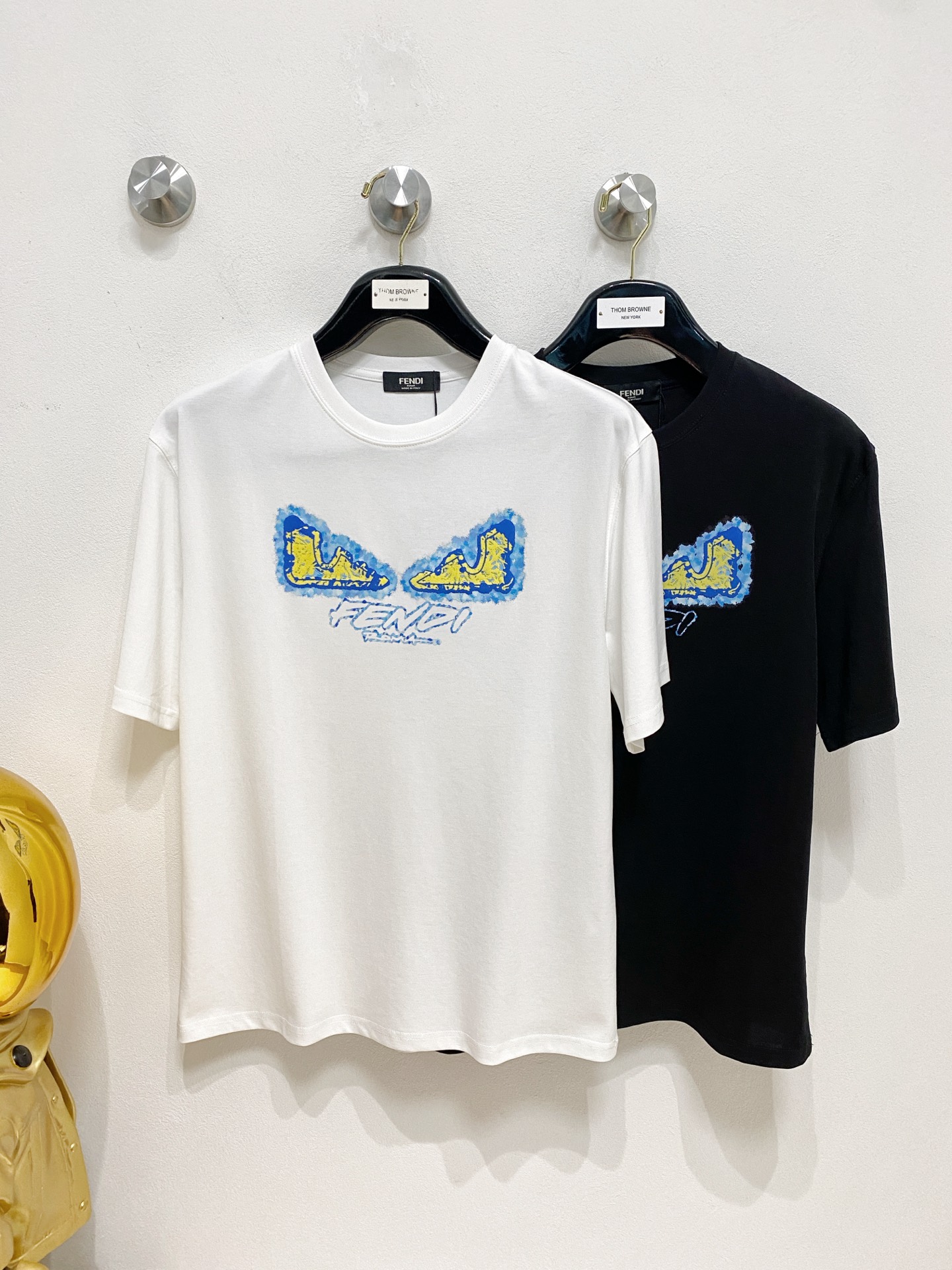 NO:441250,Fendi/Fendi New products for spring and summer 2019 are available in new year. Three standards are complete. Mercerized cotton round neck short-sleeved T-shirt. Don’t need to introduce too much good products. Look at the details. Counter code M-XXXL 175/140 Suggestions,,,fendi,fendi,T-shirt,tees,t-shirt,alexander wang19860909Fendi/芬迪 年春夏新品上新 三标齐全 丝光棉圆领短袖T恤 好货不用过多介绍 看细节 专柜码数M-XXXL 175/140建议L,,,fendi,fendi,T-shirt,tees，t-shirt,alexander wang,Men's clothing