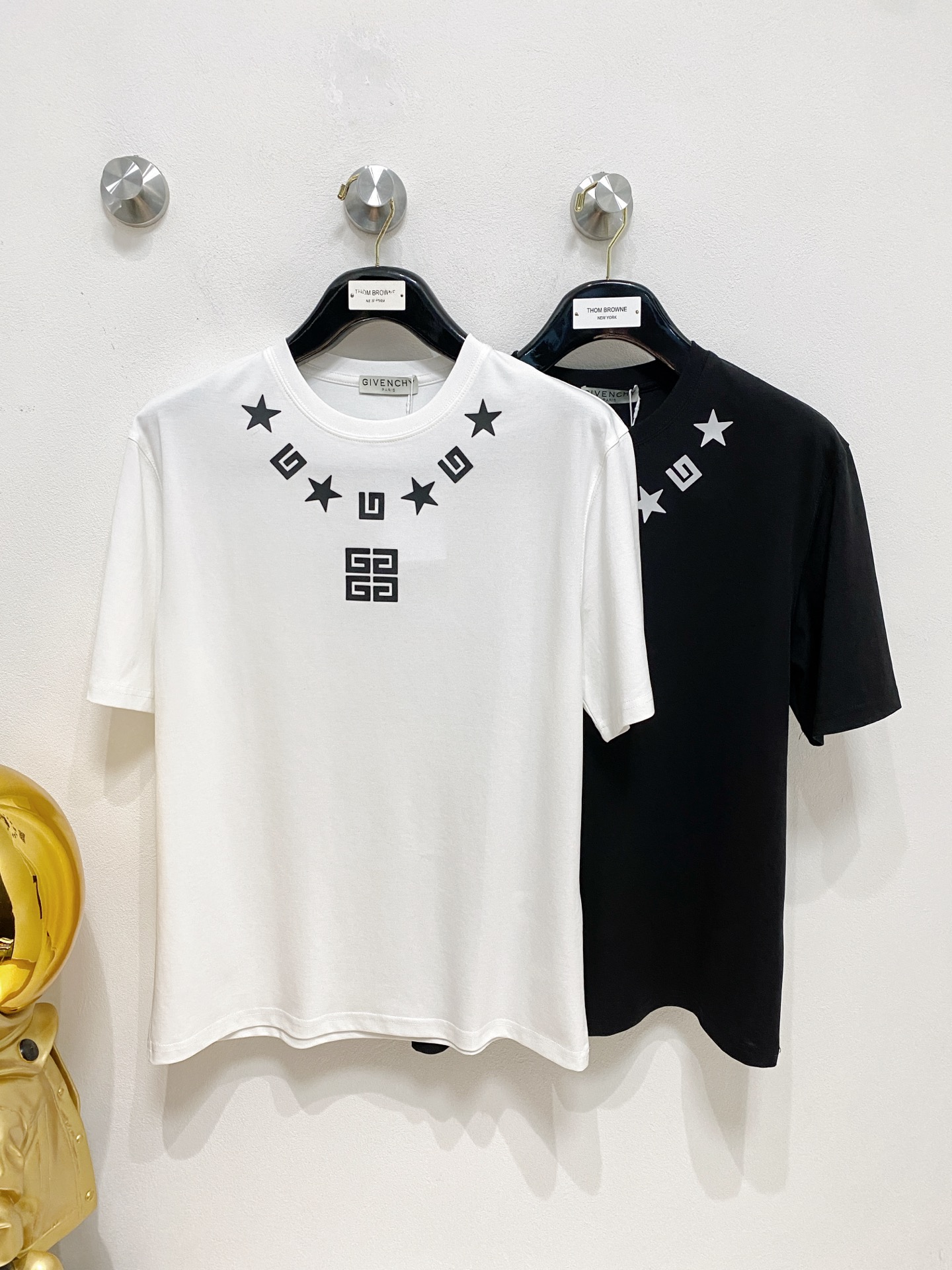 NO:441294,Givenchy New products in spring and summer are available in the new year. Three standards are complete. Mercerized cotton round neck short-sleeved T-shirt. Don’t need to introduce too much good products. Look at the details. Counter code M-XXXL 175/140 Suggestions, given, given, given, T-shirt, tees, t-shirt, alexander wang19860909give/纪梵希 年春夏新品上新 三标齐全 丝光棉圆领短袖T恤 好货不用过多介绍 看细节 专柜码数M-XXXL 175/140建议L,,givenchy,givenchy,T-shirt,tees，t-shirt,alexander wang,Men's clothing