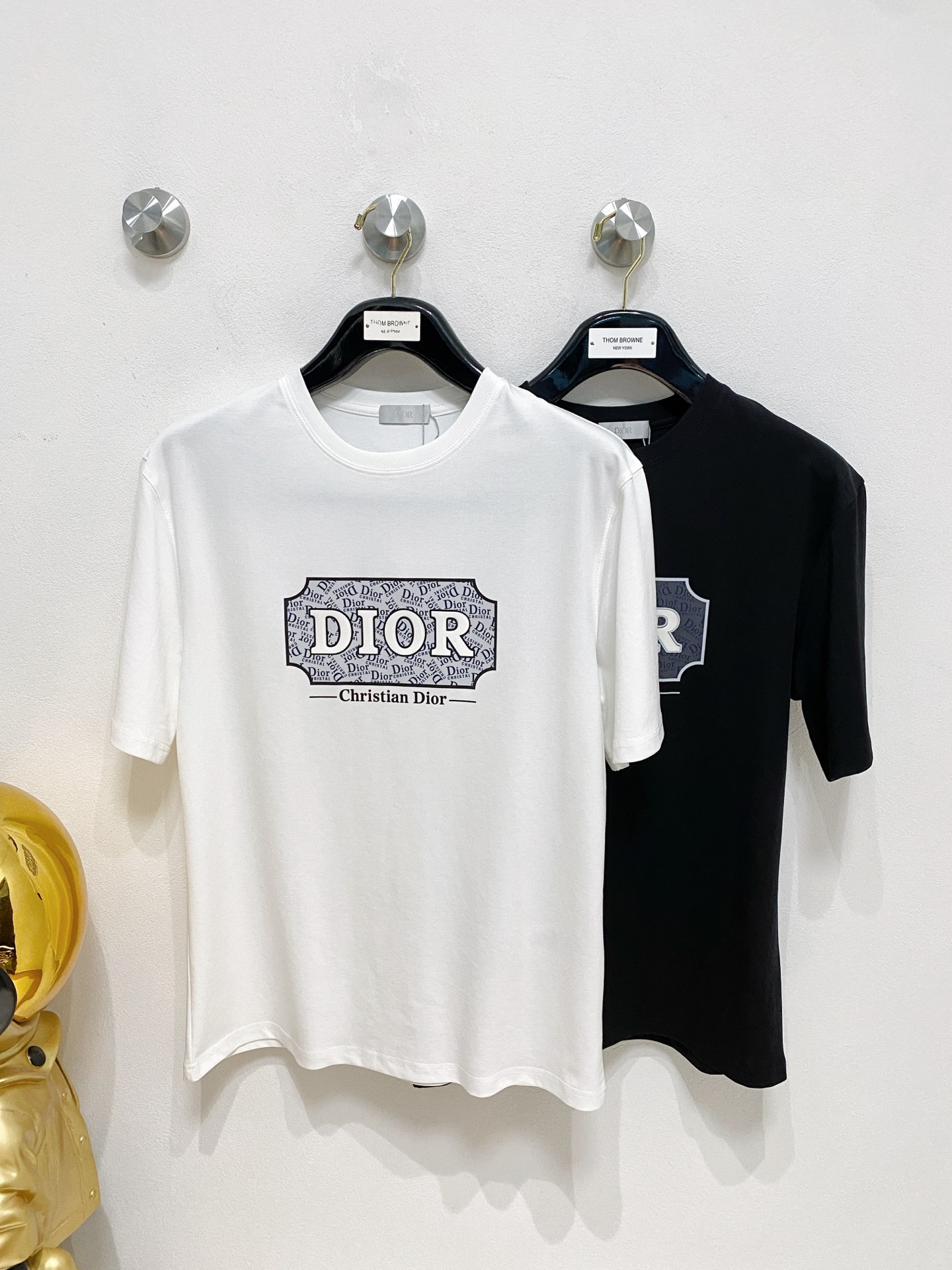 NO:441277,Dior/Dior New products for spring and summer are available in the year, complete three standards, mercerized cotton round neck short-sleeved T-shirt. Don’t need to introduce too much good products. Look at the details. Counter code M-XXXL 175/140 Suggestions L,,,dior,dior,T-shirt,tees,t-shirt,alexander wang19860909Dior/迪奥 年春夏新品上新 三标齐全 丝光棉圆领短袖T恤 好货不用过多介绍 看细节 专柜码数M-XXXL 175/140建议L,,,dior,dior,T-shirt,tees，t-shirt,alexander wang,Men's clothing