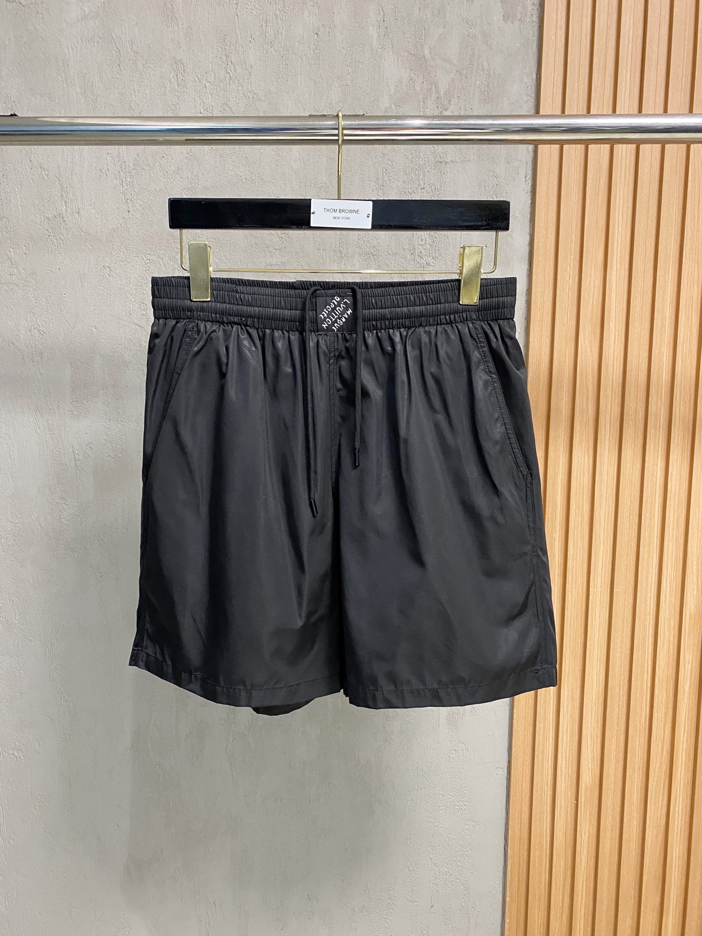 NO:146798,LV25SS new corrugated jacquard mulberry silk shorts. This mulberry silk shorts are made of Monogram jacquard and can be used to create a college style that is suitable for day and night with the same short-sleeved polo shirt. The Marque LVuitton Deposée tag is located on the elastic waist. The style is very novel and unique, the same style as men and women, highly recommended!  Color black royal blue orange code M-XXL, louis vuitton, shorts, T-shirt, alexander wang19860909LV25SS新款波纹提花桑蚕丝短裤,本款桑蚕丝短裤以Monogram提花呈现莹亮波纹质感,可与同款短袖马球衫共筑日夜皆宜的学院风造型.Marque LVuitton Deposée标签栖身弹力腰部,款式非常新颖独特,男女同款,强烈推荐！ 颜色黑色 宝蓝色 橙色 码数M-XXL,,louis vuitton,shorts,T-shirt,alexander wang,Men's clothing