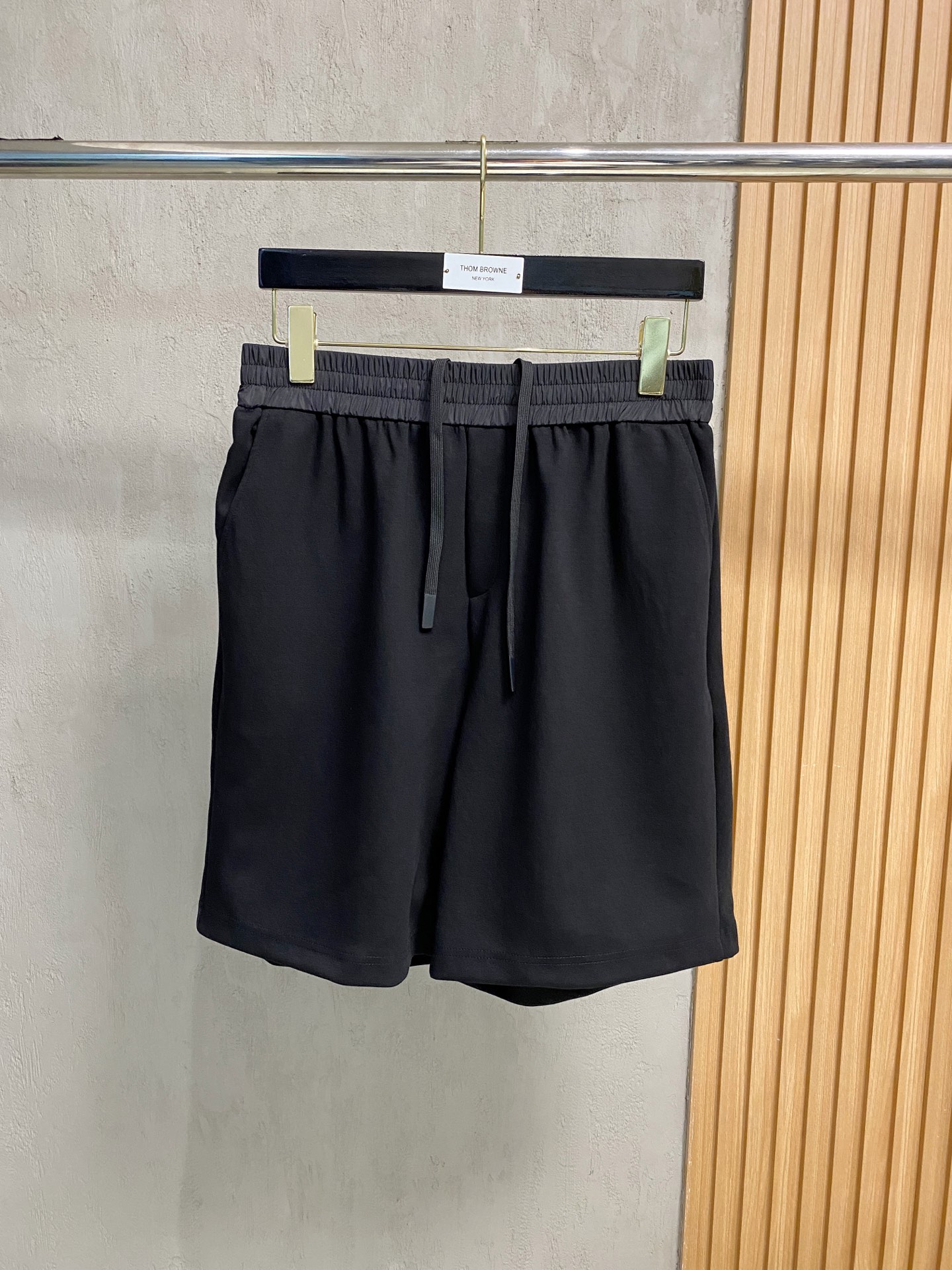 NO:146804,25SS Prada Prada Prada Shorts This casual Bermuda shorts are made of beads, full of sportiness and vitality, presenting an Oversize look. Re-Nylon details are fashionable and versatile and colorful. Re-Nylon is the unique innovative recycled nylon fabric of the Prada series. The back pocket is coated with enamel triangle metal logo to highlight the brand's classic features. Color: Black Number of codes: M-XXL,,prada,prada,versace, shorts,alexander wang1986090925SS Prada普拉达珠地布短裤 这款休闲的百慕大短裤选用珠地布打造 洋溢运动活力 呈现Oversize造型 Re-Nylon细节时髦百搭 丰富多彩 Re-Nylon是Prada系列独有的创新再生尼龙织物 后袋涂珐琅三角形金属徽标彰显品牌经典特色.颜色: 黑色 码数: M-XXL,,prada,prada,versace,shorts,alexander wang,Men's clothing