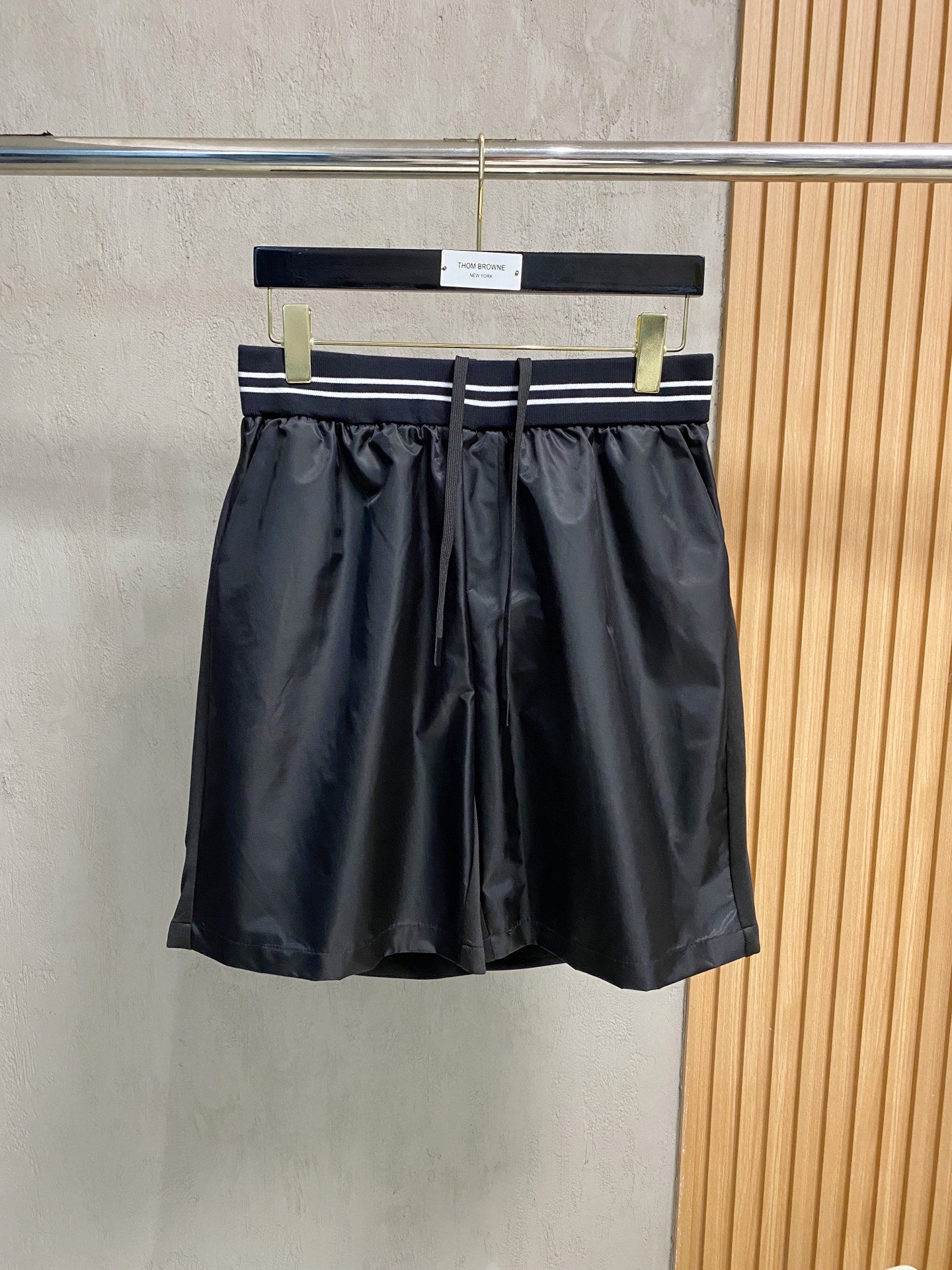 NO:146809,25SS Prada Pearl Shorts This casual Bermuda shorts are made of beaded cloth. The front piece is made of recycled nylon spliced ​​beaded cloth, which has the characteristics of recycled nylon and does not affect the comfort of wearing. The front piece is fake placket. The threaded waist-head pit-falling car line process. The small round trace is below the back patch pocket. The pocket knot increases stability. Restore from every detail. Color: Black. Number of codes: M-XXL,,prada, shorts,alexander wang.1986090925SS Prada 珠地布短裤 这款休闲的百慕大短裤选用珠地布打造 前片采用再生尼龙拼接珠地布、有再生尼龙的特点也不影响穿着舒适度 前片假门襟 螺纹腰头落坑车线工艺 后贴袋下方是小圆形走线 口袋套结增加稳定性 从每一处细节还原 颜色: 黑色 码数: M-XXL,,prada,shorts,alexander wang,Men's clothing