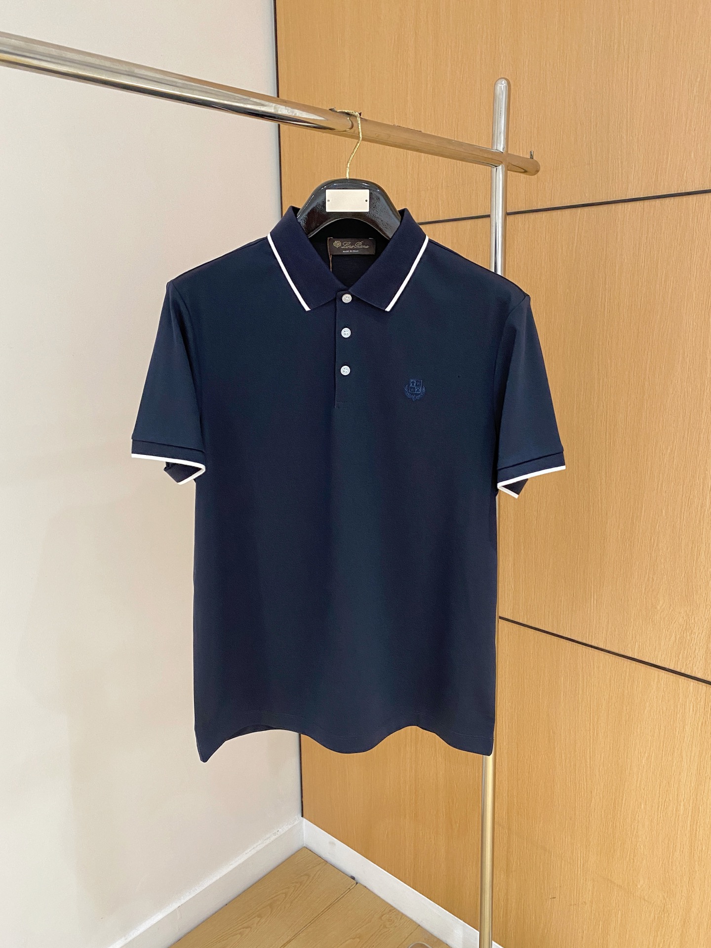  
L夏季新品翻领Polo短袖
时尚单品设计，更加时尚舒适，高标准定制，上身非常有型，奢华品牌经典LOG
