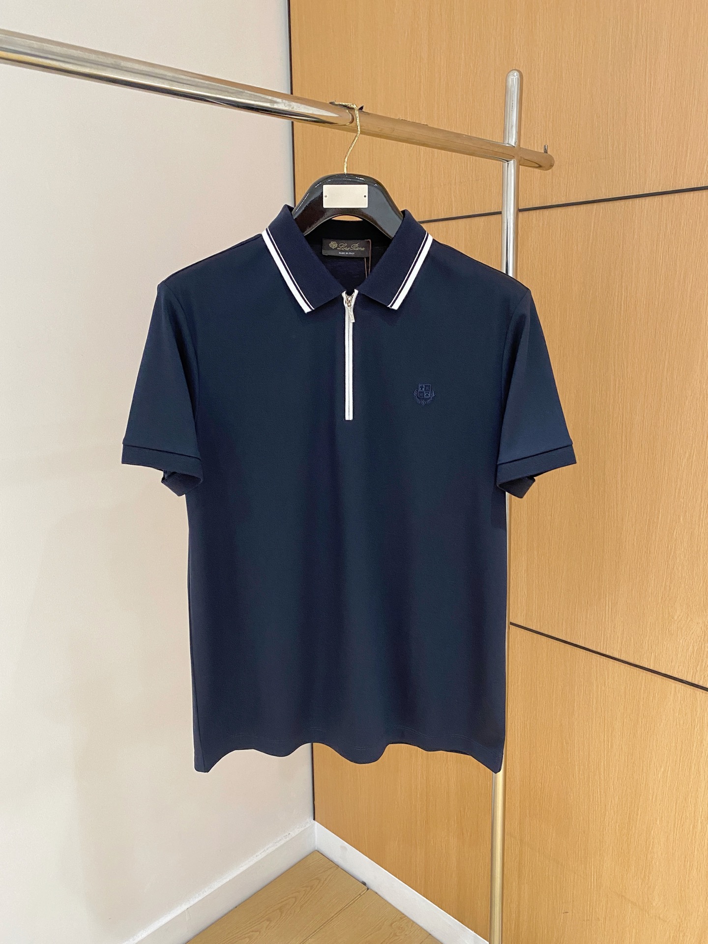  
L夏季新品翻领Polo短袖
时尚单品设计，更加时尚舒适，高标准定制，上身非常有型，奢华品牌经典LOG