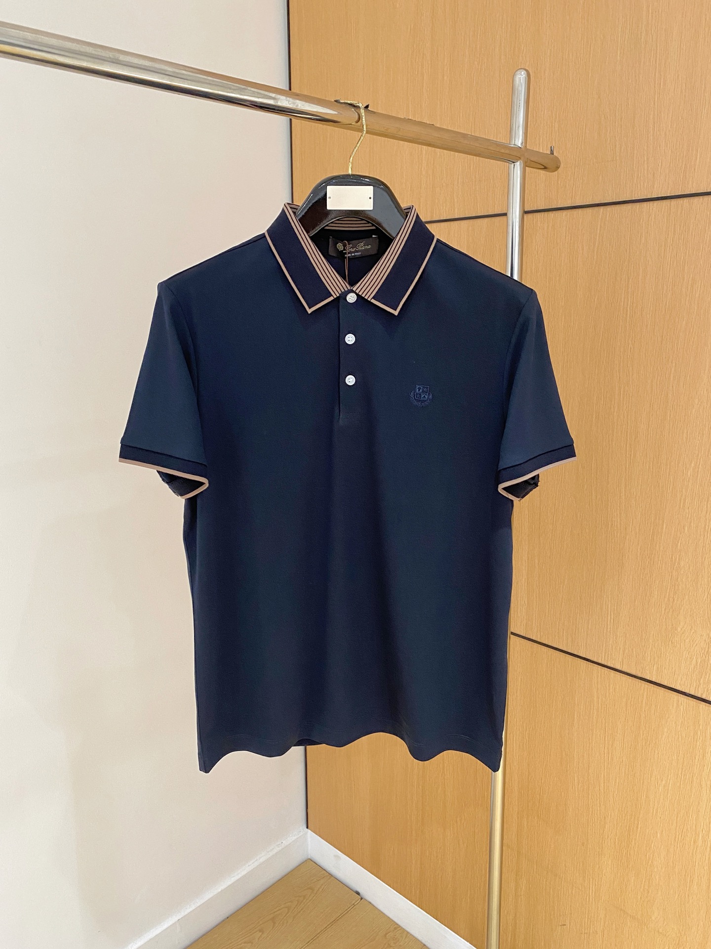  
L夏季新品翻领Polo短袖
时尚单品设计，更加时尚舒适，高标准定制，上身非常有型，奢华品牌经典LOG