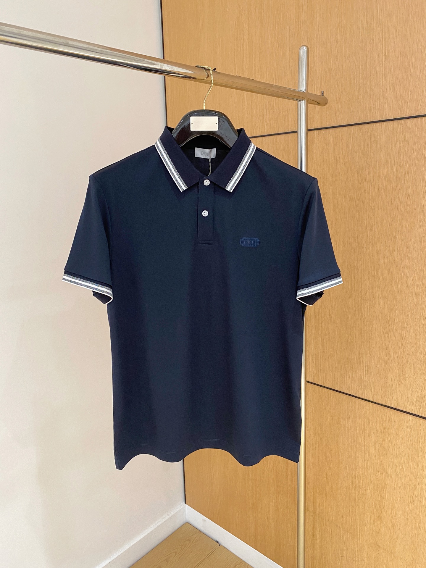  
Diro夏季新品翻领Polo短袖
时尚单品设计，更加时尚舒适，高标准定制，上身非常有型，奢华品牌经典