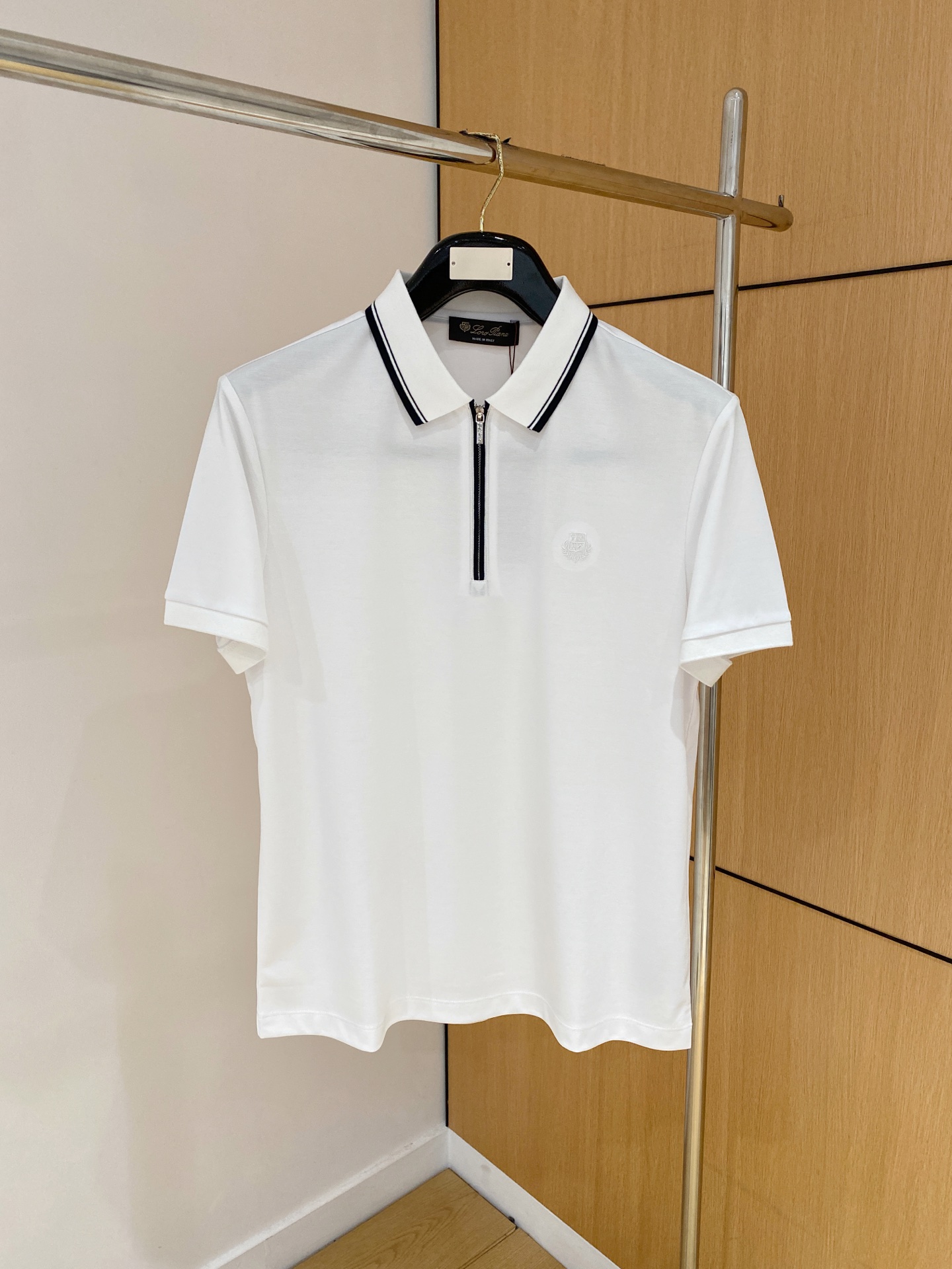  
L夏季新品翻领Polo短袖
时尚单品设计，更加时尚舒适，高标准定制，上身非常有型，奢华品牌经典LOG
