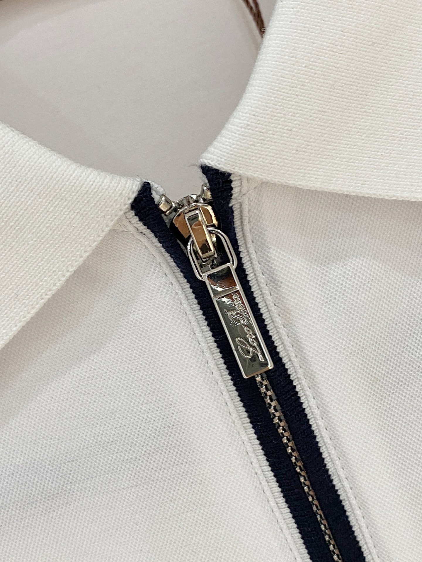  
L夏季新品翻领Polo短袖
时尚单品设计，更加时尚舒适，高标准定制，上身非常有型，奢华品牌经典LOG