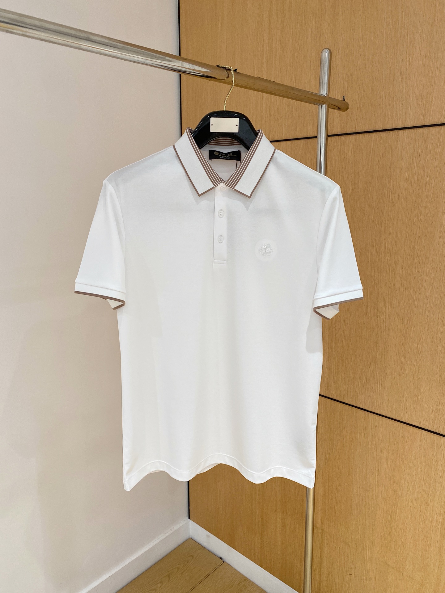  
L夏季新品翻领Polo短袖
时尚单品设计，更加时尚舒适，高标准定制，上身非常有型，奢华品牌经典LOG