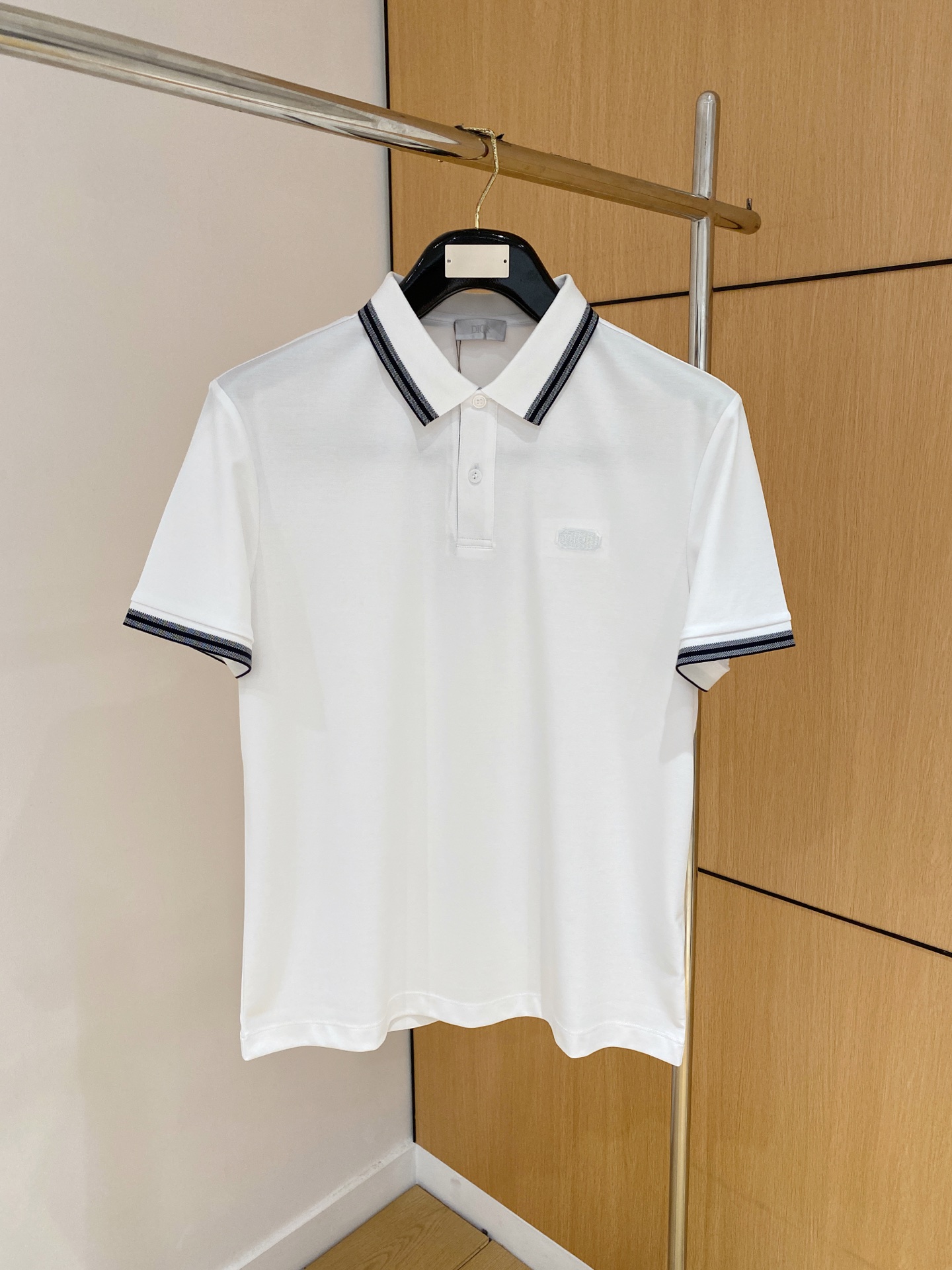  
Diro夏季新品翻领Polo短袖
时尚单品设计，更加时尚舒适，高标准定制，上身非常有型，奢华品牌经典