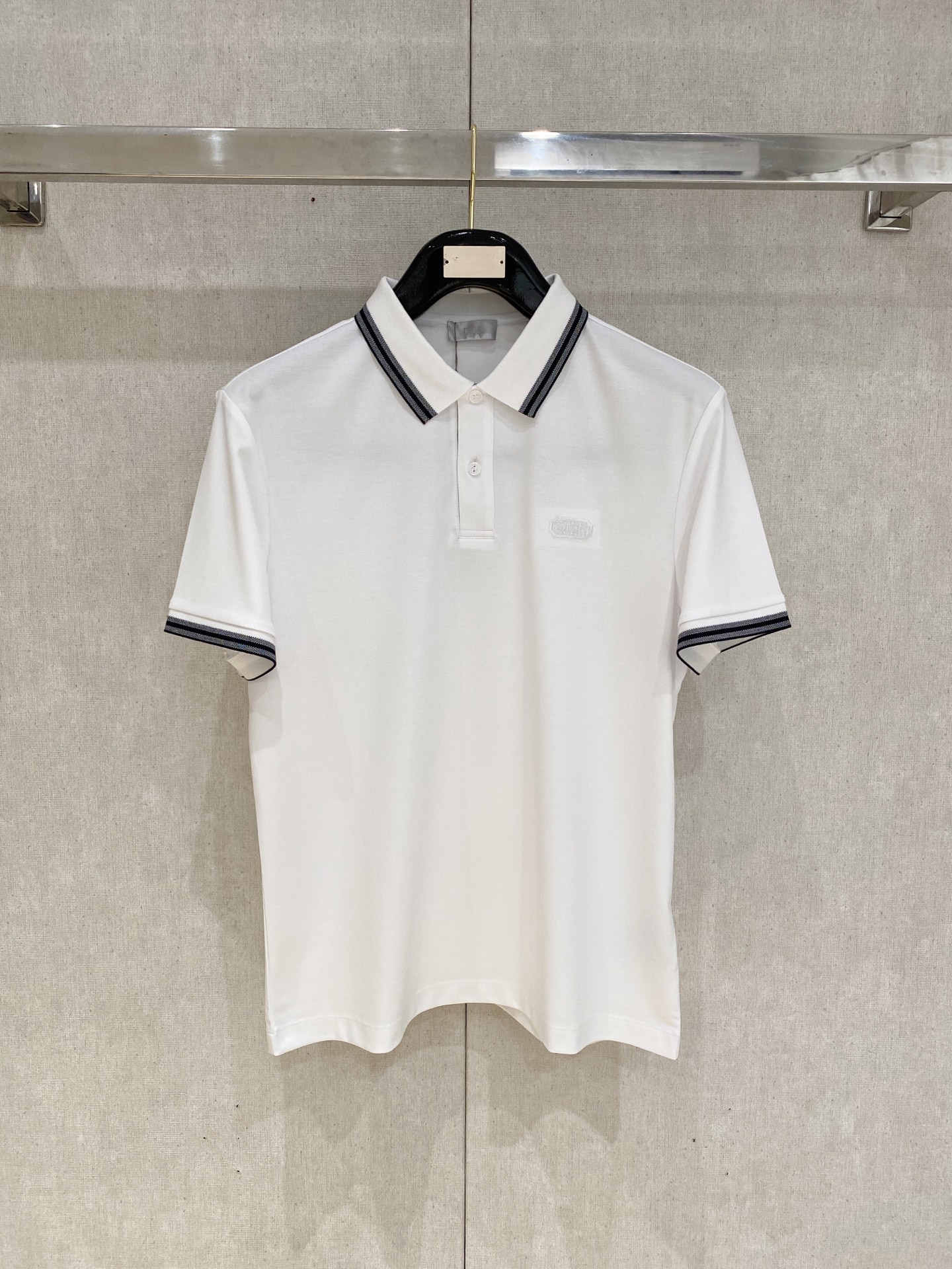 Dior 夏季新品翻领polo短袖
时尚单品设计，更加时尚舒适，...