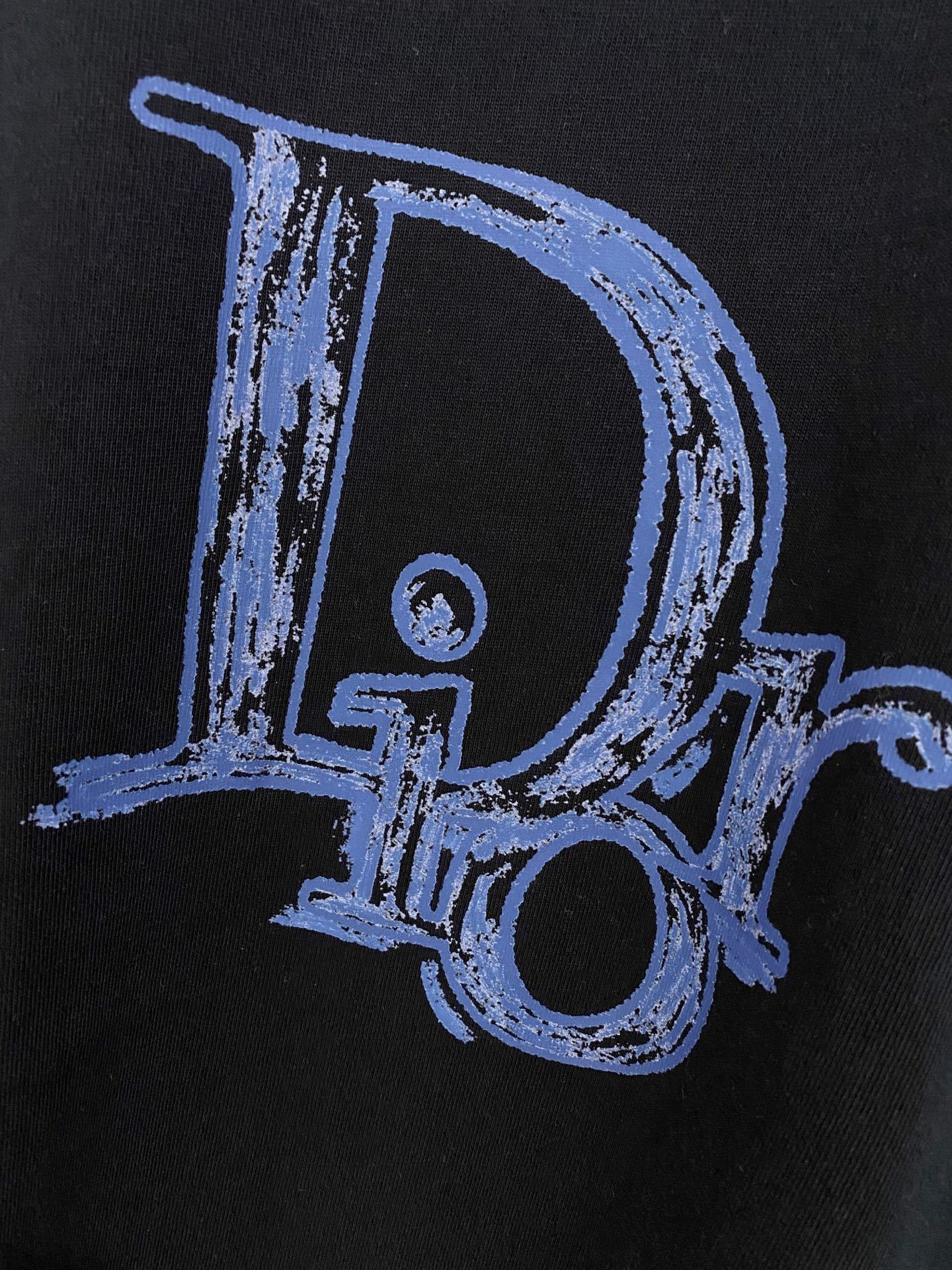Dior Homme 迪奥·桀傲
2025春夏新款首发专柜最新款短袖圆领T恤 高端订制 设计前卫时尚