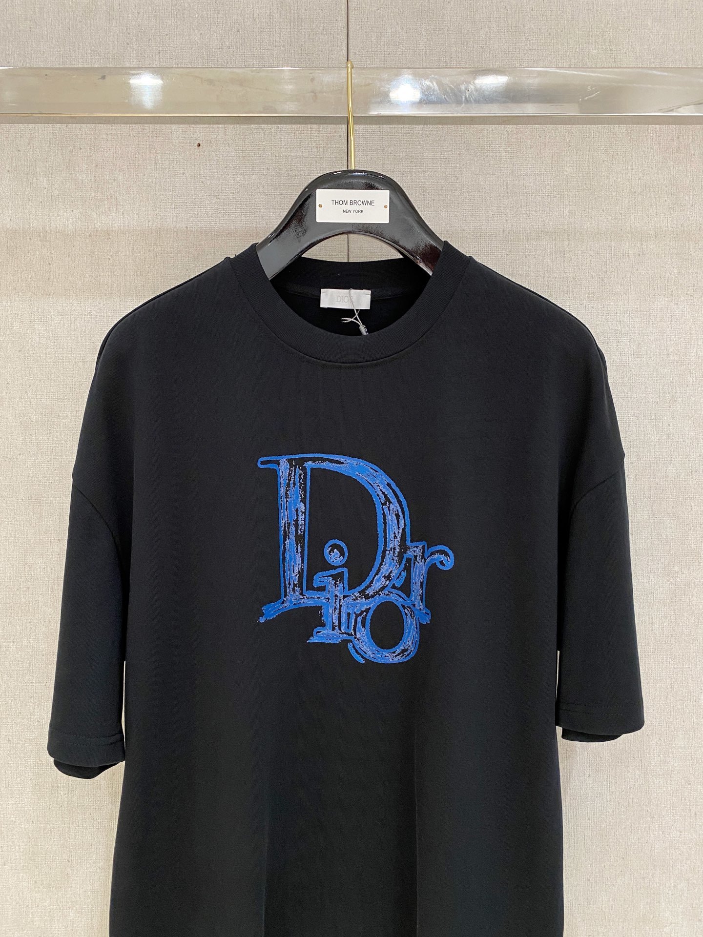 Dior Homme 迪奥·桀傲
2025春夏新款首发专柜最新款短袖圆领T恤 高端订制 设计前卫时尚