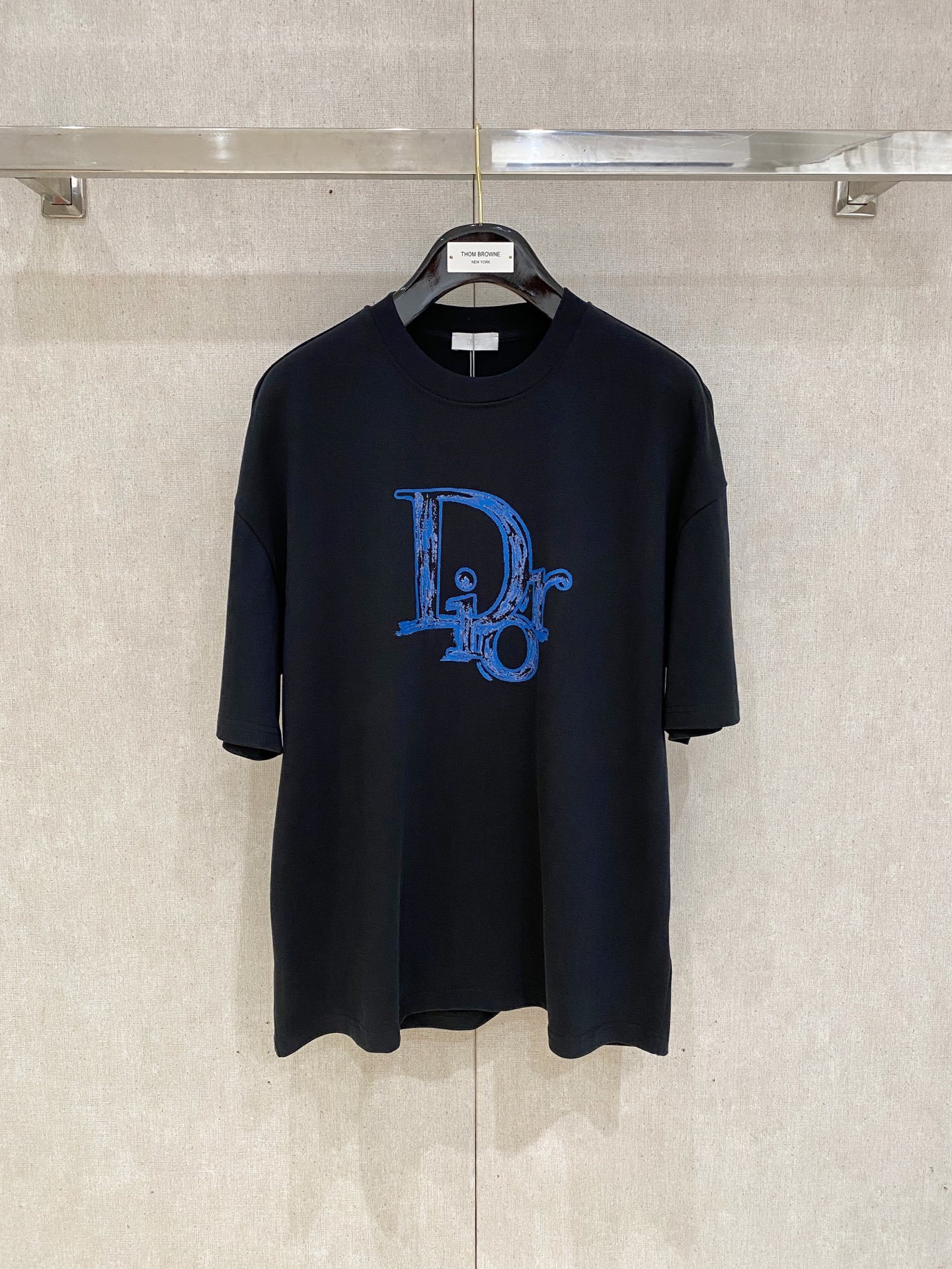Dior Homme 迪奥·桀傲
2025春夏新款首发专柜最新款短袖圆领T恤 高端订制 设计前卫时尚