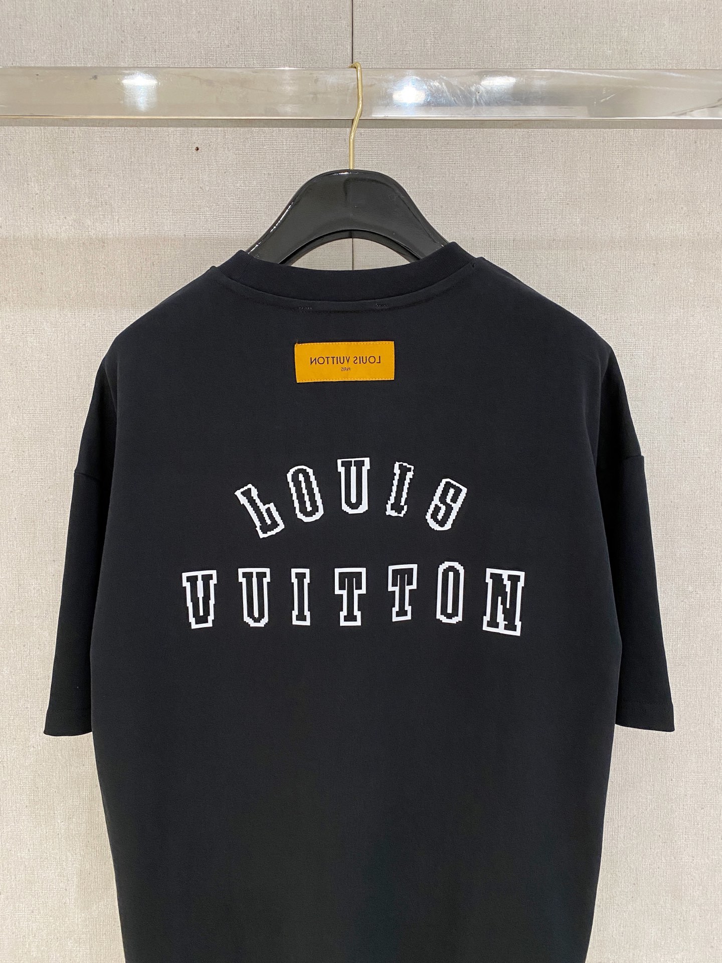 LouisVuitton 路易威登
2025春夏新款首发专柜最新款短袖圆领T恤 高端订制 设计前卫时