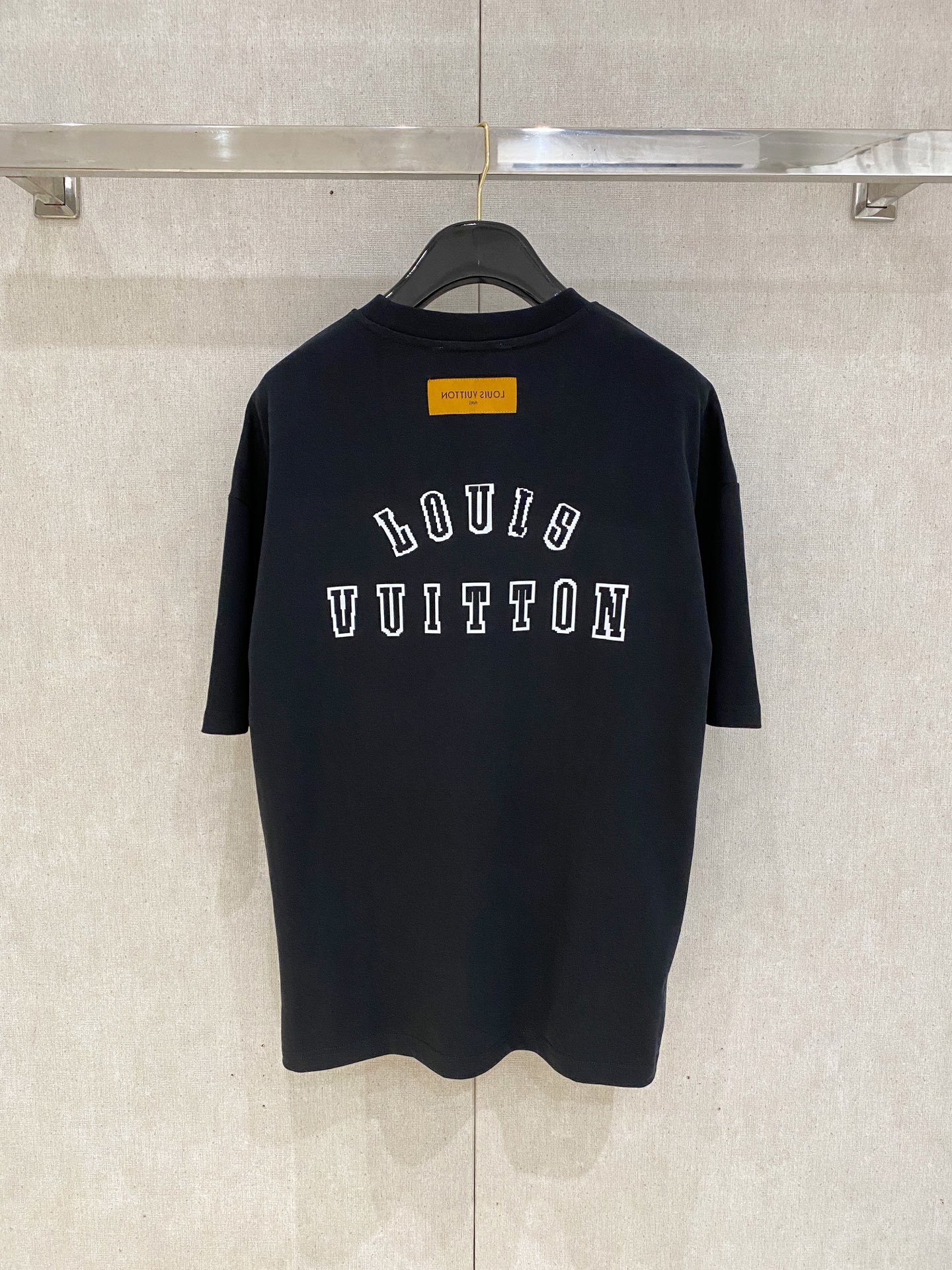 LouisVuitton 路易威登
2025春夏新款首发专柜最新款短袖圆领T恤 高端订制 设计前卫时