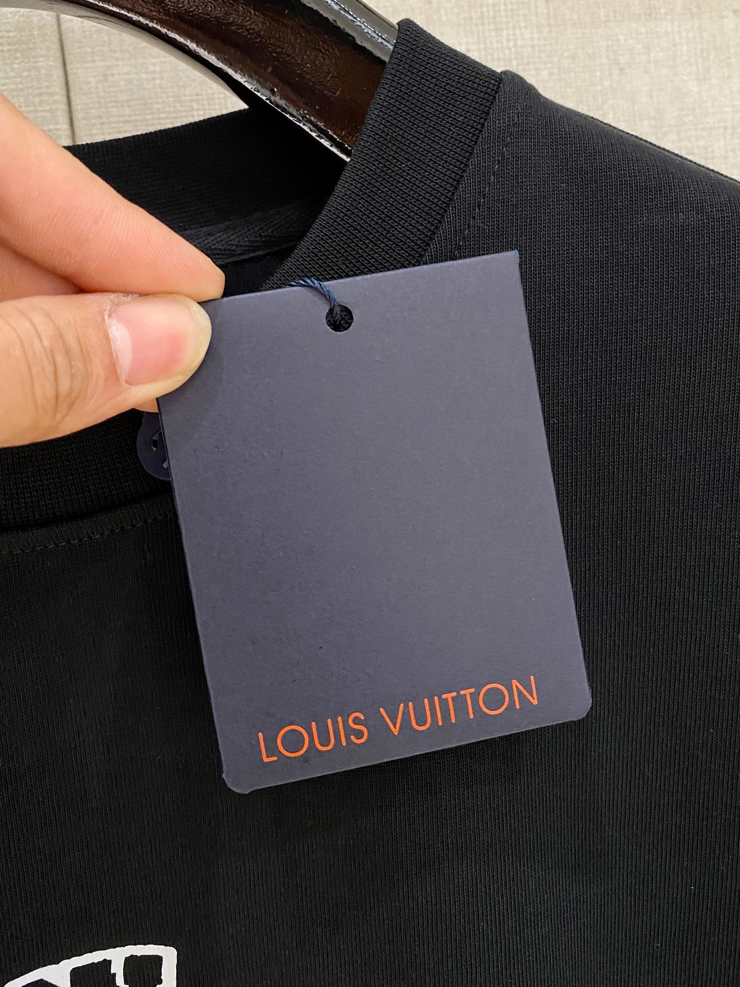 LouisVuitton 路易威登
2025春夏新款首发专柜最新款短袖圆领T恤 高端订制 设计前卫时
