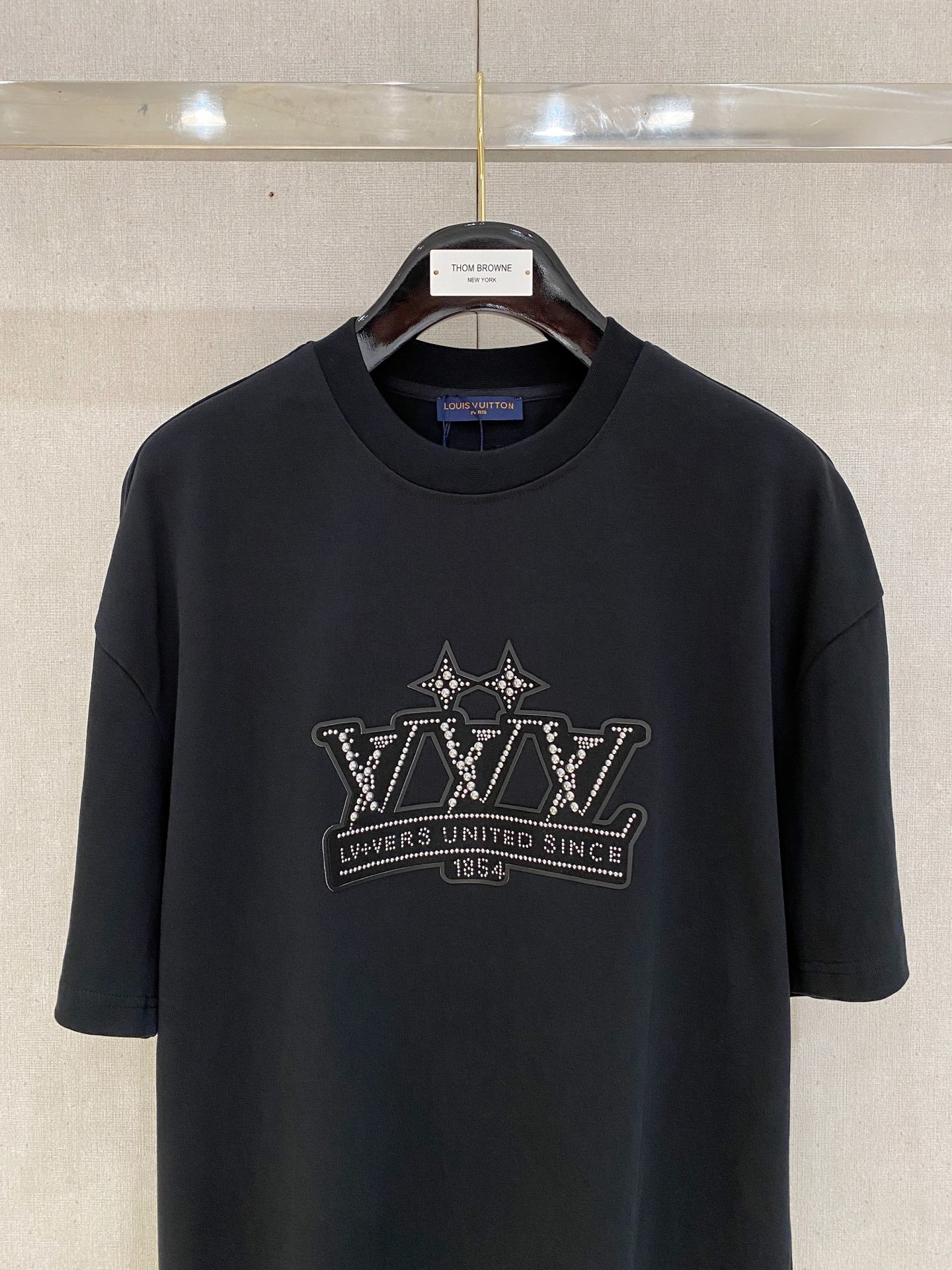 LouisVuitton 路易威登
2025春夏新款首发专柜最新款短袖圆领T恤 高端订制 设计前卫时