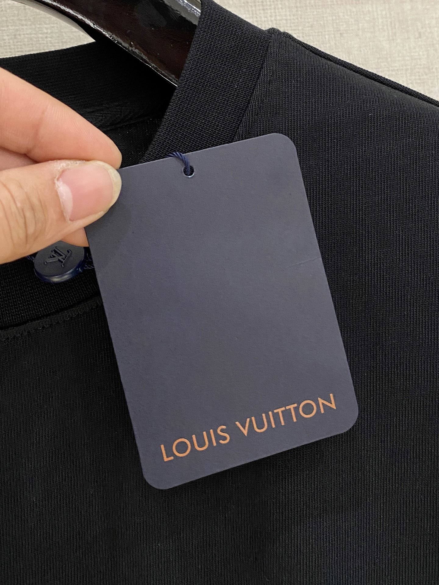 LouisVuitton 路易威登
2025春夏新款首发专柜最新款短袖圆领T恤 高端订制 设计前卫时