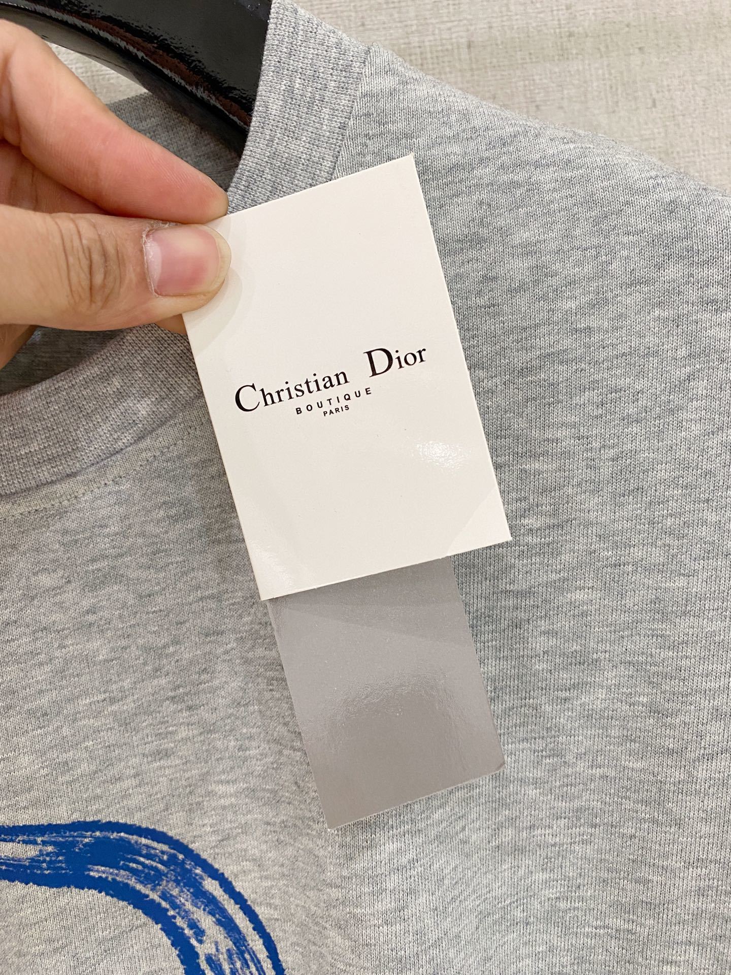 Dior Homme 迪奥·桀傲
2025春夏新款首发专柜最新款短袖圆领T恤 高端订制 设计前卫时尚