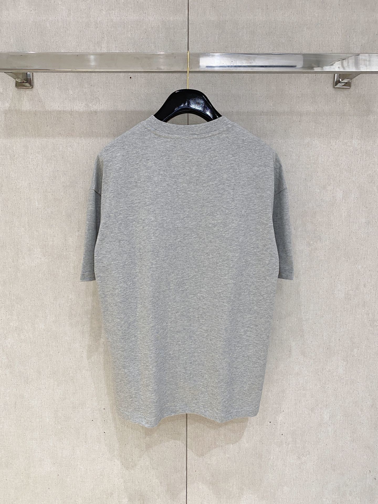 Dior Homme 迪奥·桀傲
2025春夏新款首发专柜最新款短袖圆领T恤 高端订制 设计前卫时尚