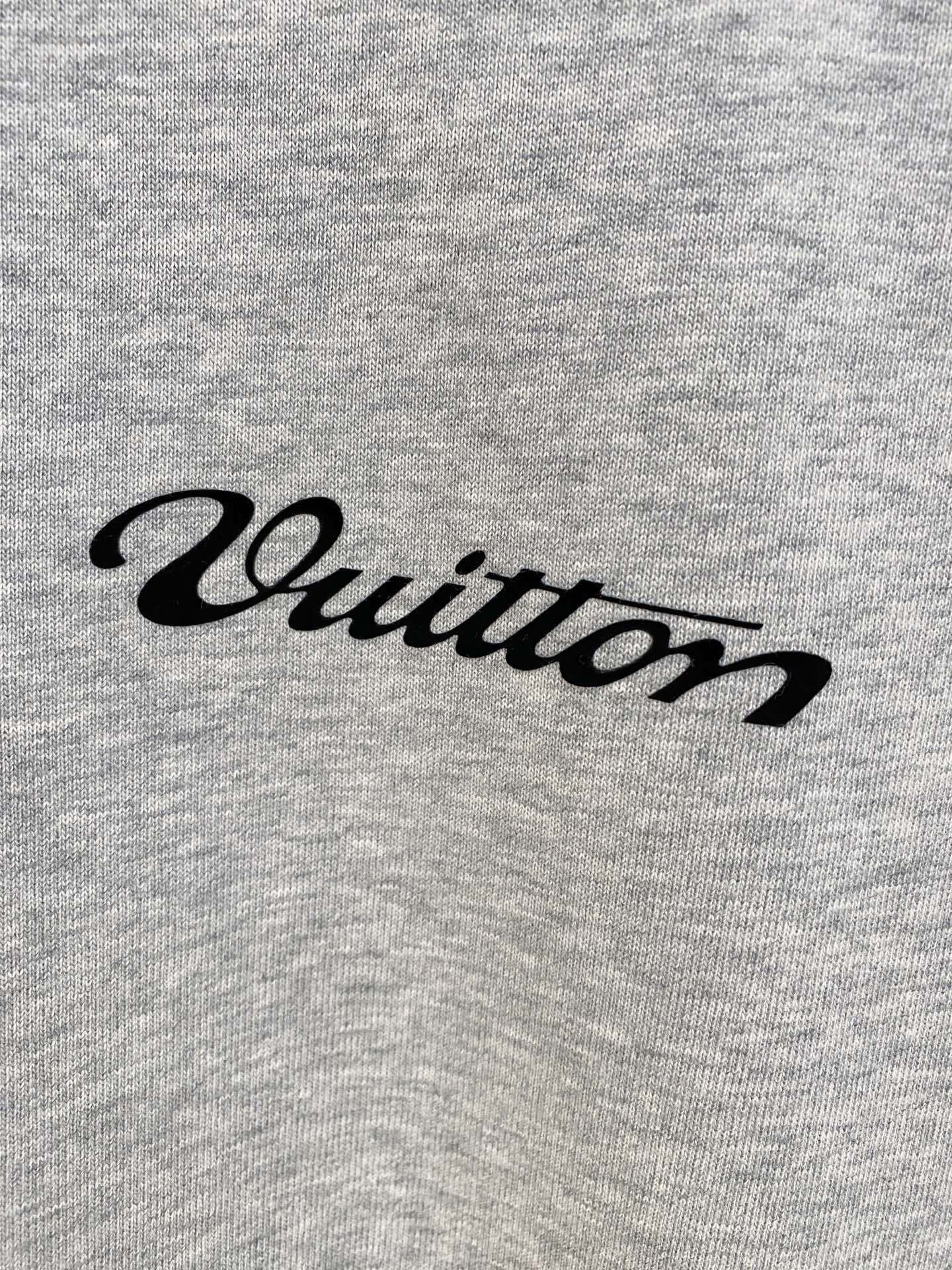 LouisVuitton 路易威登
2025春夏新款首发专柜最新款短袖圆领T恤 高端订制 设计前卫时