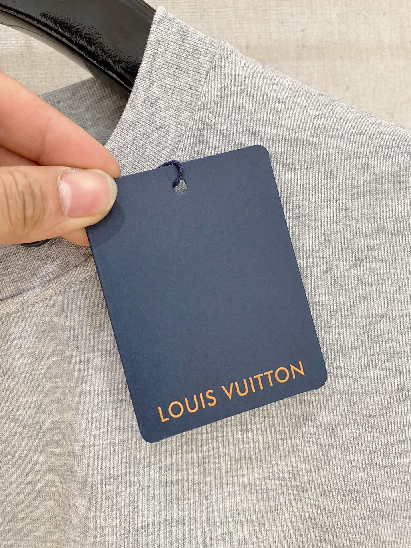 LouisVuitton 路易威登
2025春夏新款首发专柜最新款短袖圆领T恤 高端订制 设计前卫时