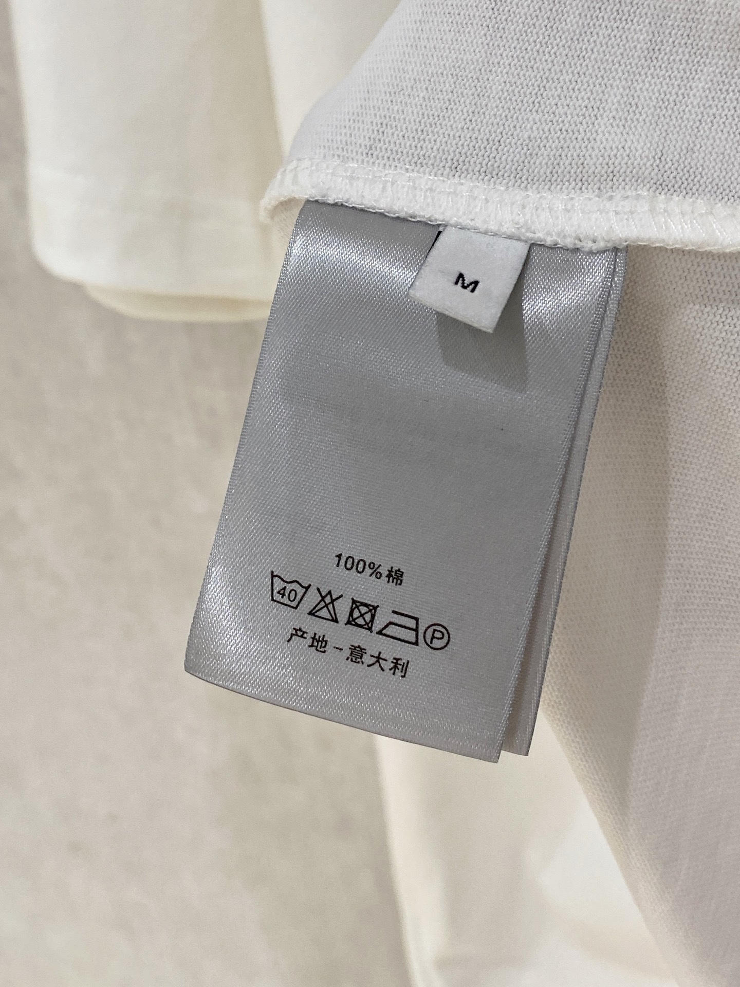 Dior Homme 迪奥·桀傲
2025春夏新款首发专柜最新款短袖圆领T恤 高端订制 设计前卫时尚