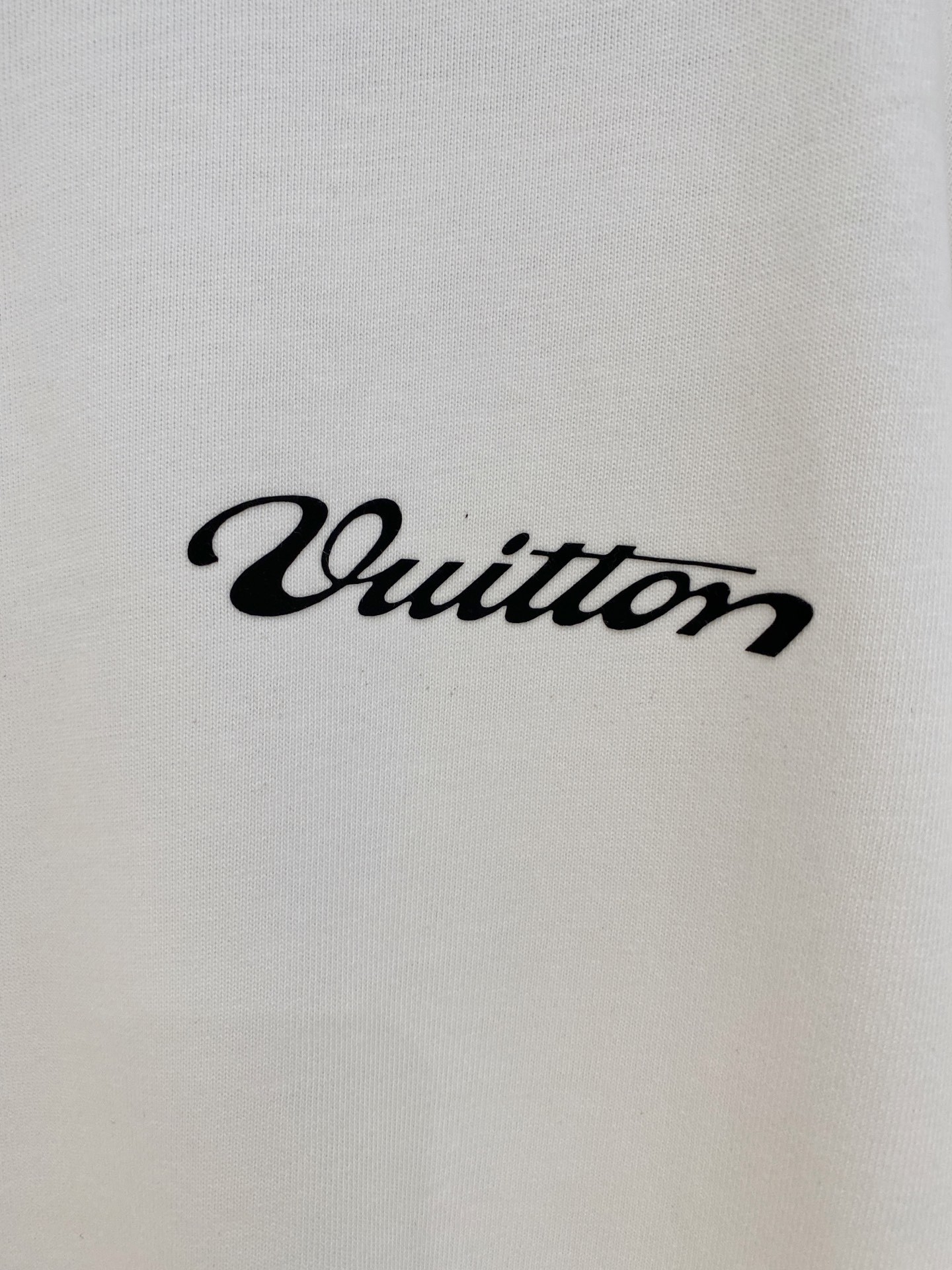 LouisVuitton 路易威登
2025春夏新款首发专柜最新款短袖圆领T恤 高端订制 设计前卫时