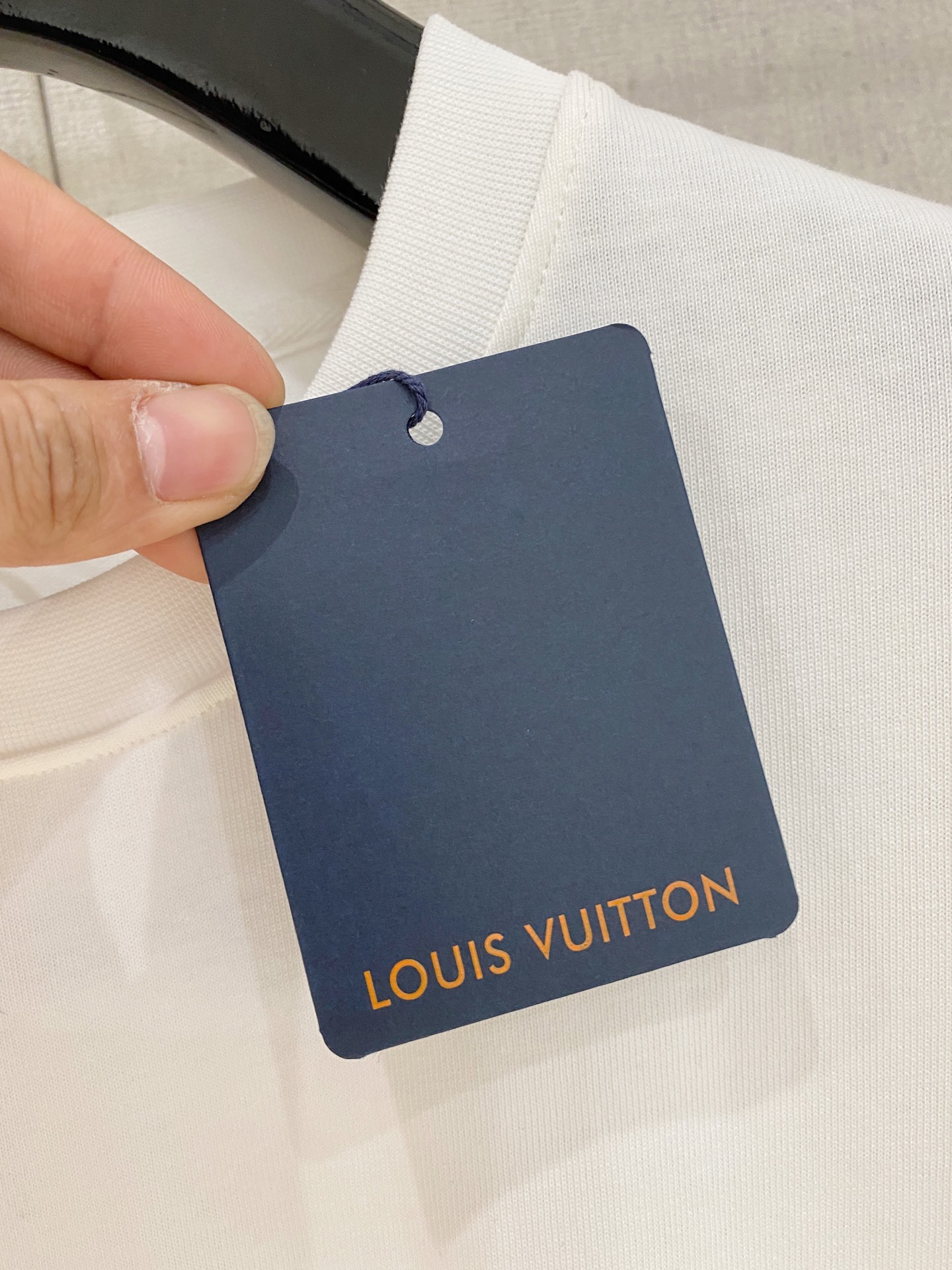 LouisVuitton 路易威登
2025春夏新款首发专柜最新款短袖圆领T恤 高端订制 设计前卫时