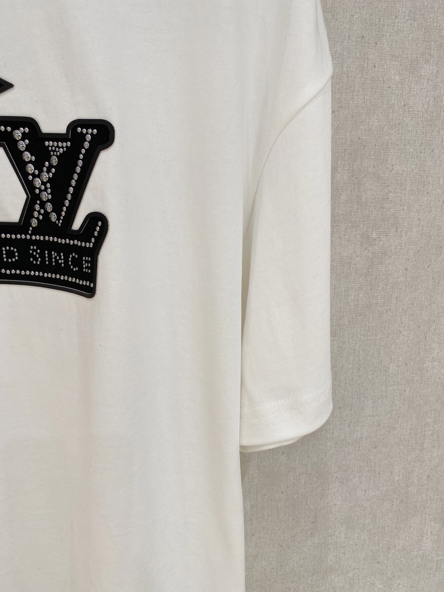 LouisVuitton 路易威登
2025春夏新款首发专柜最新款短袖圆领T恤 高端订制 设计前卫时
