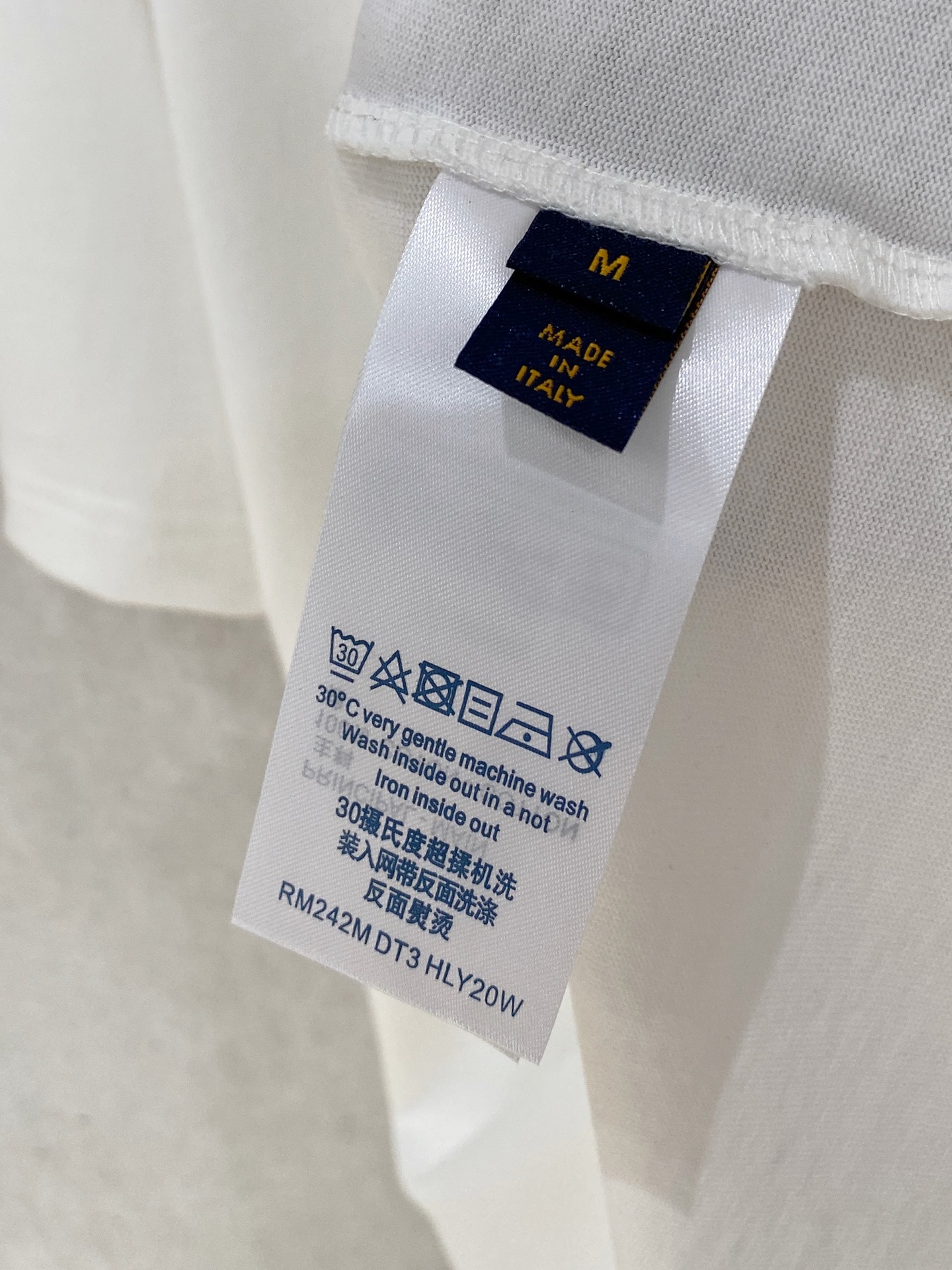 LouisVuitton 路易威登
2025春夏新款首发专柜最新款短袖圆领T恤 高端订制 设计前卫时