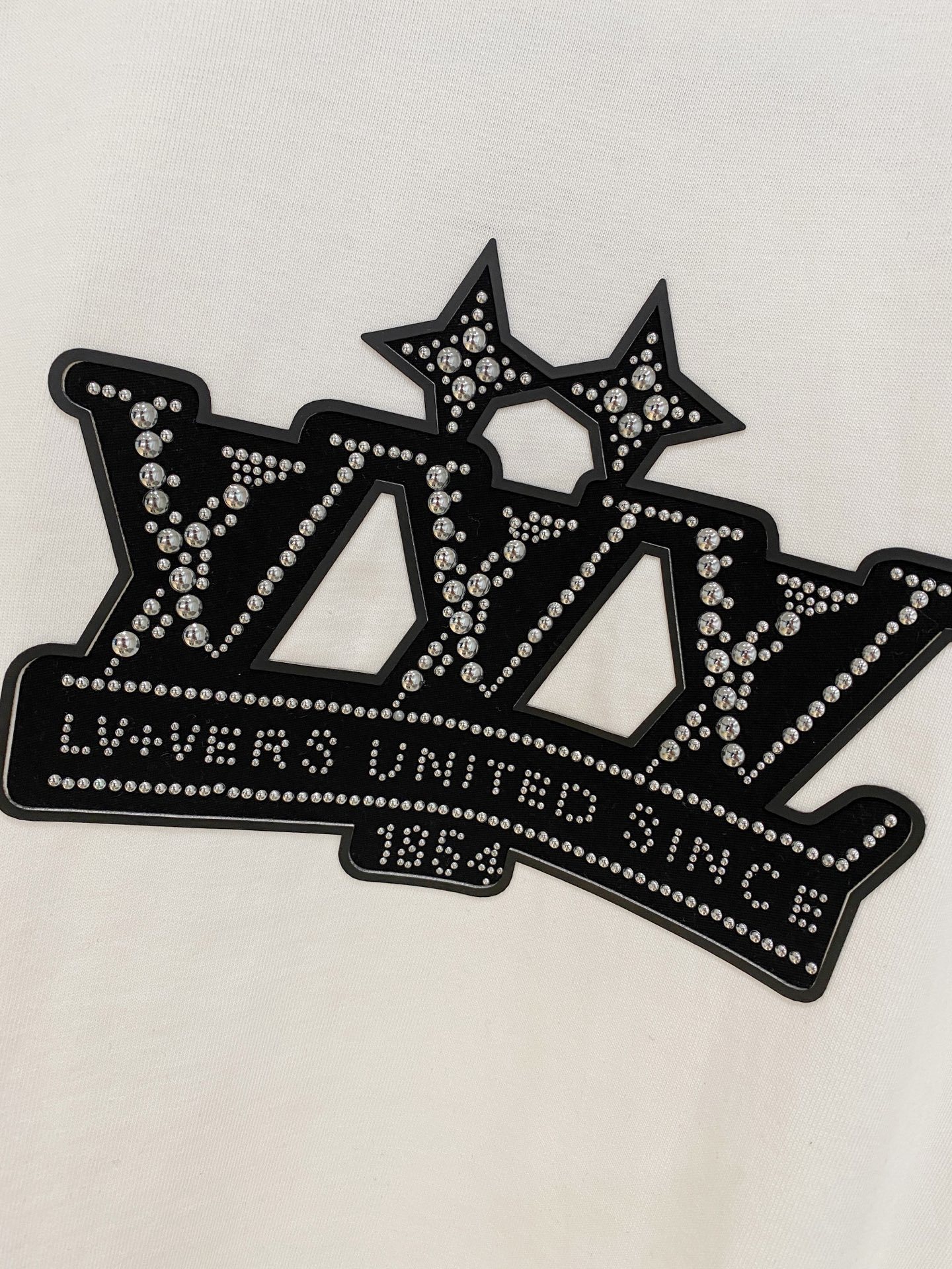 LouisVuitton 路易威登
2025春夏新款首发专柜最新款短袖圆领T恤 高端订制 设计前卫时
