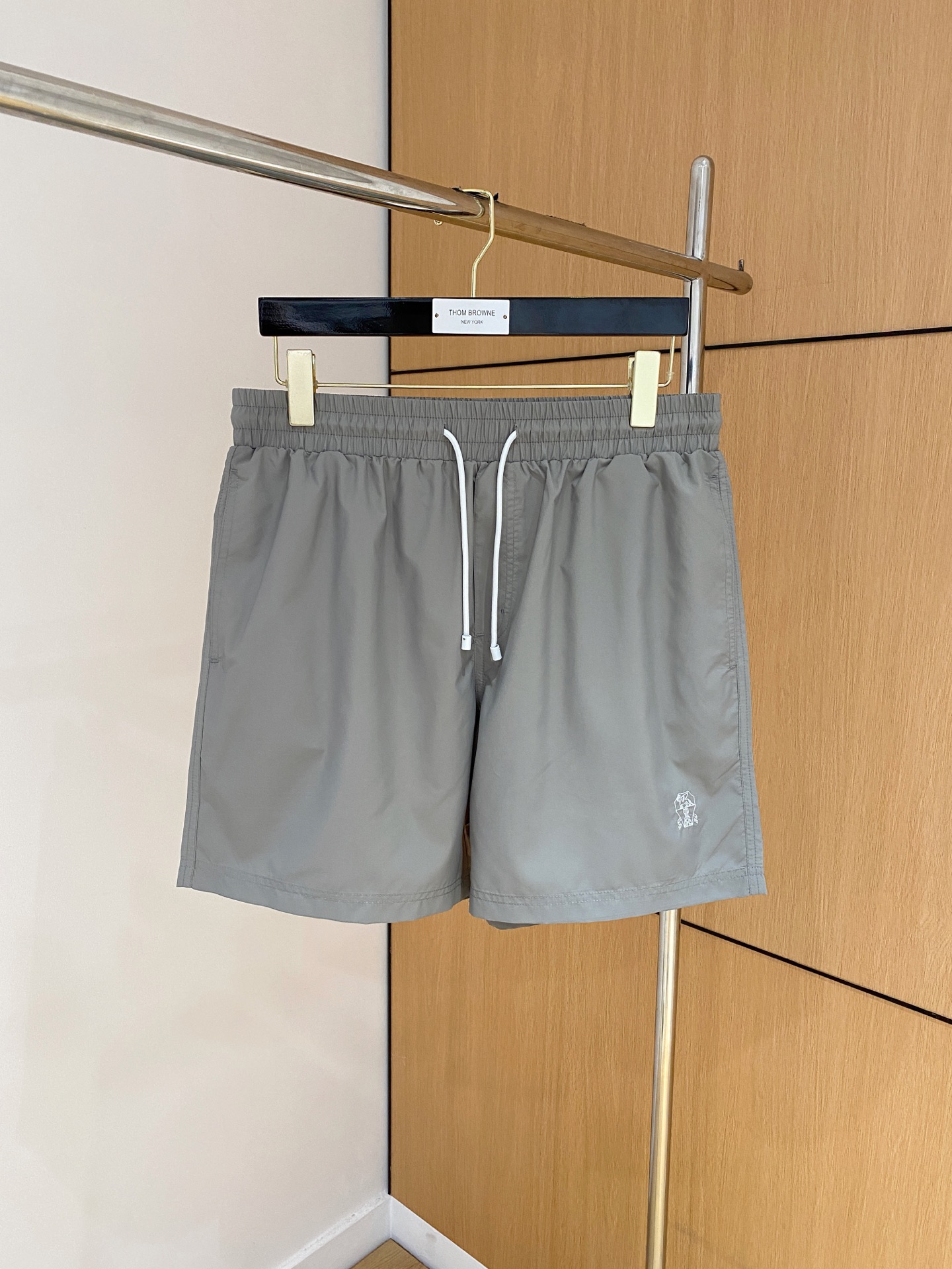 NO:151666,The counter official website will be released simultaneously! All accessories are customized for original products, and the trading company's genuine products are ordered. High-end custom imported fabrics are extracted from natural plant fibers. They are thinner than ordinary cotton fabrics. They feel soft and comfortable to wear. They are not easy to irritate the skin. The fabric is hygroscopic and breathable. Size: 48-56.,,alexander wang19860909专柜官网同步发售！辅料全部原版定制出品,贸易公司真品订单.高级定制进口面料,以天然植物纖維提炼出来,比一般棉织物轻薄 手感柔软,穿着舒适 完全不易有刺激皮肤 面料吸湿性、透气性良好 尺码: 48-56.,,alexander wang,Men's clothing