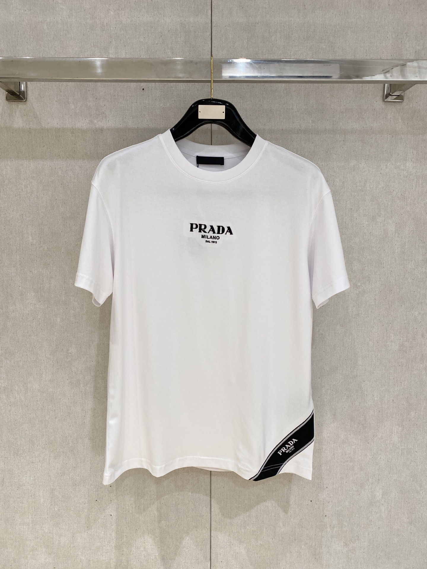 NO:160370,Prada 25SS spring and summer new style first-time counter latest short-sleeved round-neck T-shirt, high-end customization, avant-garde and fashionable design!  Brand logo heavy craft design, high-end customized 230g fabric, soft feel, comfortable to wear, exquisite counter-level car line, fine workmanship, invincible and handsome upper body effect!  A must-have item for handsome men!  Color black. White. S-2XL, prada, T-shirt,tees, t-shirt,alexander wang19860909普拉达 25SS春夏新款首发专柜最新款短袖圆领T恤 高端订制 设计前卫时尚！品牌logo重工艺设计 高端定制230克面料.手感柔软.穿着舒适.专柜级别精致车线.做工精细.上身效果无敌帅气！型男必备单品！颜色黑色.白色.码数S-2XL,,prada,T-shirt,tees，t-shirt,alexander wang,Men's clothing