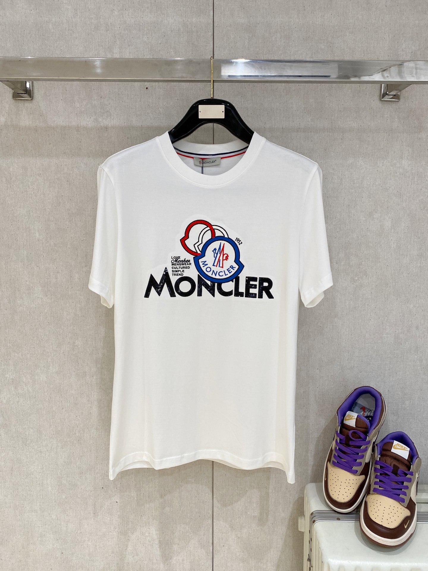 NO:757386,New style, high-end customization for menstrual mouth, 2026 spring and summer new style debut counter, the latest short-sleeved round neck T-shirt, high-end customization, avant-garde and fashionable design!  Brand logo letter craft design, high-end customized cloud cotton fabric. Soft feel. Comfortable to wear. Counter-level exquisite stitching. Fine workmanship. The upper body effect is incomparably handsome!  A must-have item for a stylish man!  Color Black White Size S-2XL,,Moncler,T-shirt,tees,t-shirt,19860909新款 蒙口高端定制 2026春夏新款首发专柜最新款短袖圆领T恤 高端订制 设计前卫时尚！品牌logo字母工艺设计 高端定制云朵棉面料.手感柔软.穿着舒适.专柜级别精致车线.做工精细.上身效果无敌帅气！型男必备单品！ 颜色黑色 白色 码数S-2XL,,Moncler,T-shirt,tees，t-shirt,,Men's clothing