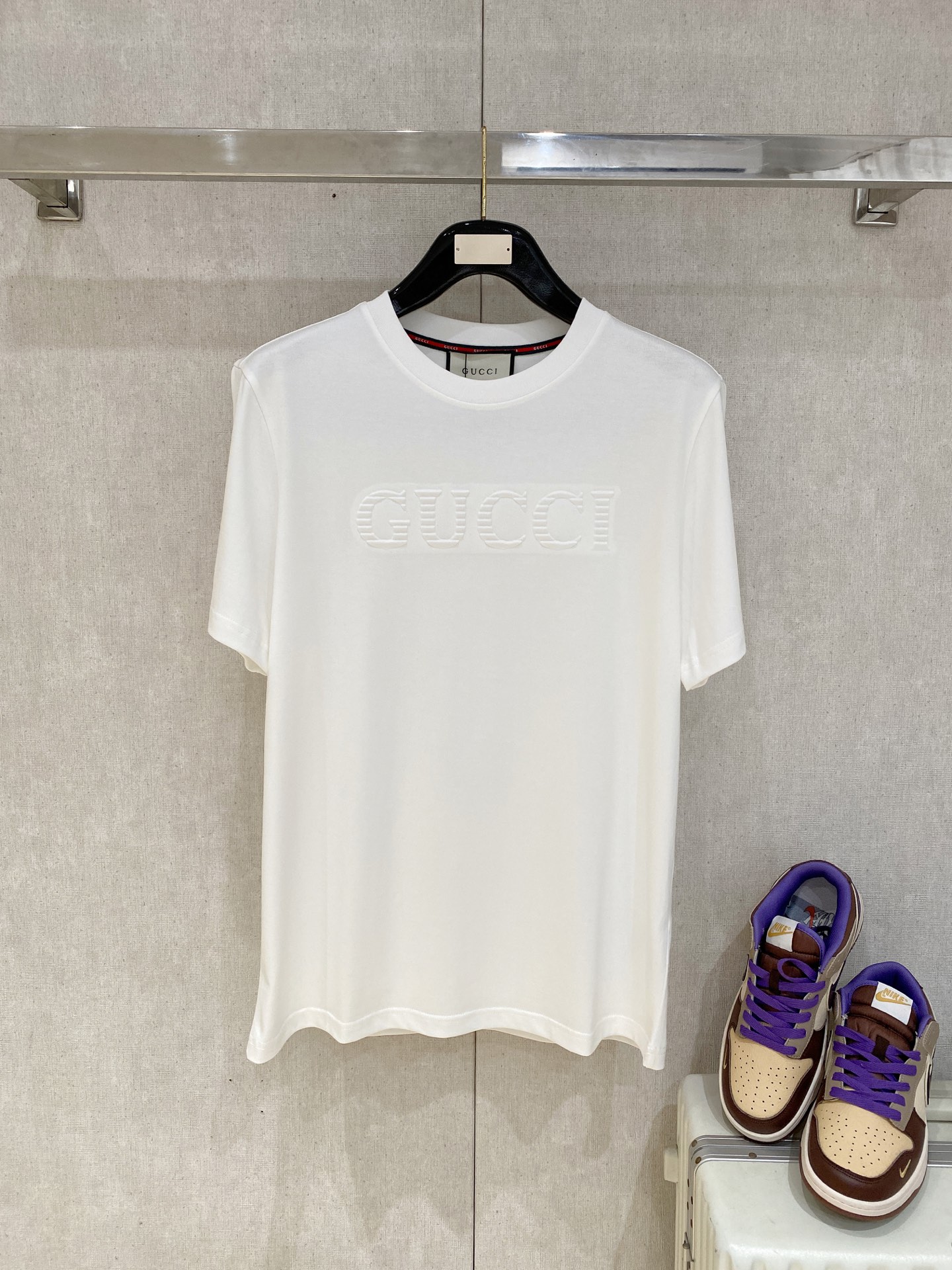 NO:757392,New style Gucci high-end customization 2026 spring and summer new style first counter latest short-sleeved round neck T-shirt high-end customization design avant-garde fashion!  Brand logo letter craft design, high-end customized cloud cotton fabric. Soft feel. Comfortable to wear. Counter-level exquisite stitching. Fine workmanship. The upper body effect is incomparably handsome!  A must-have item for a stylish man!  Color Black White Size S-2XL,,gucci,T-shirt,tees,t-shirt,19860909新款 古驰高端定制 2026春夏新款首发专柜最新款短袖圆领T恤 高端订制 设计前卫时尚！品牌logo字母工艺设计 高端定制云朵棉面料.手感柔软.穿着舒适.专柜级别精致车线.做工精细.上身效果无敌帅气！型男必备单品！ 颜色黑色 白色 码数S-2XL,,gucci,T-shirt,tees，t-shirt,,Men's clothing