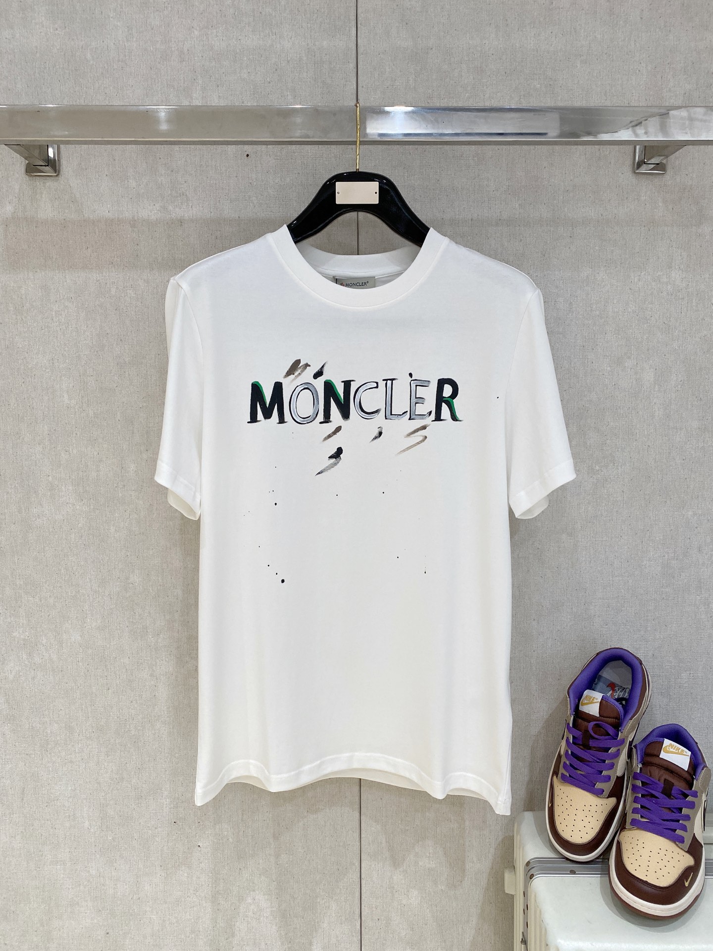 NO:757398,New style, high-end customization for menstrual mouth, 2026 spring and summer new style debut counter, the latest short-sleeved round neck T-shirt, high-end customization, avant-garde and fashionable design!  Brand logo letter craft design, high-end customized cloud cotton fabric. Soft feel. Comfortable to wear. Counter-level exquisite stitching. Fine workmanship. The upper body effect is incomparably handsome!  A must-have item for a stylish man!  Color Black White Size S-2XL,,Moncler,T-shirt,tees,t-shirt,19860909新款 蒙口高端定制 2026春夏新款首发专柜最新款短袖圆领T恤 高端订制 设计前卫时尚！品牌logo字母工艺设计 高端定制云朵棉面料.手感柔软.穿着舒适.专柜级别精致车线.做工精细.上身效果无敌帅气！型男必备单品！ 颜色黑色 白色 码数S-2XL,,Moncler,T-shirt,tees，t-shirt,,Men's clothing