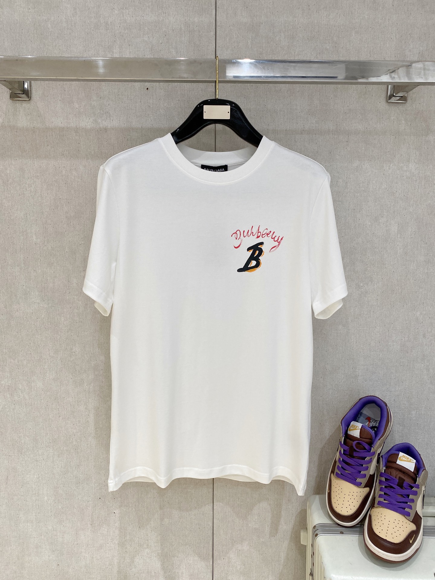 NO:757405,New style Burberry high-end customization 2026 spring and summer new style first counter latest short-sleeved round neck T-shirt high-end customization design avant-garde fashion!  Brand logo letter craft design, high-end customized cloud cotton fabric. Soft feel. Comfortable to wear. Counter-level exquisite stitching. Fine workmanship. The upper body effect is incomparably handsome!  A must-have item for a stylish man!  Color Black White Size S-2XL,,burberry,T-shirt,tees,t-shirt,19860909新款 巴宝莉高端定制 2026春夏新款首发专柜最新款短袖圆领T恤 高端订制 设计前卫时尚！品牌logo字母工艺设计 高端定制云朵棉面料.手感柔软.穿着舒适.专柜级别精致车线.做工精细.上身效果无敌帅气！型男必备单品！ 颜色黑色 白色 码数S-2XL,,burberry,T-shirt,tees，t-shirt,,Men's clothing